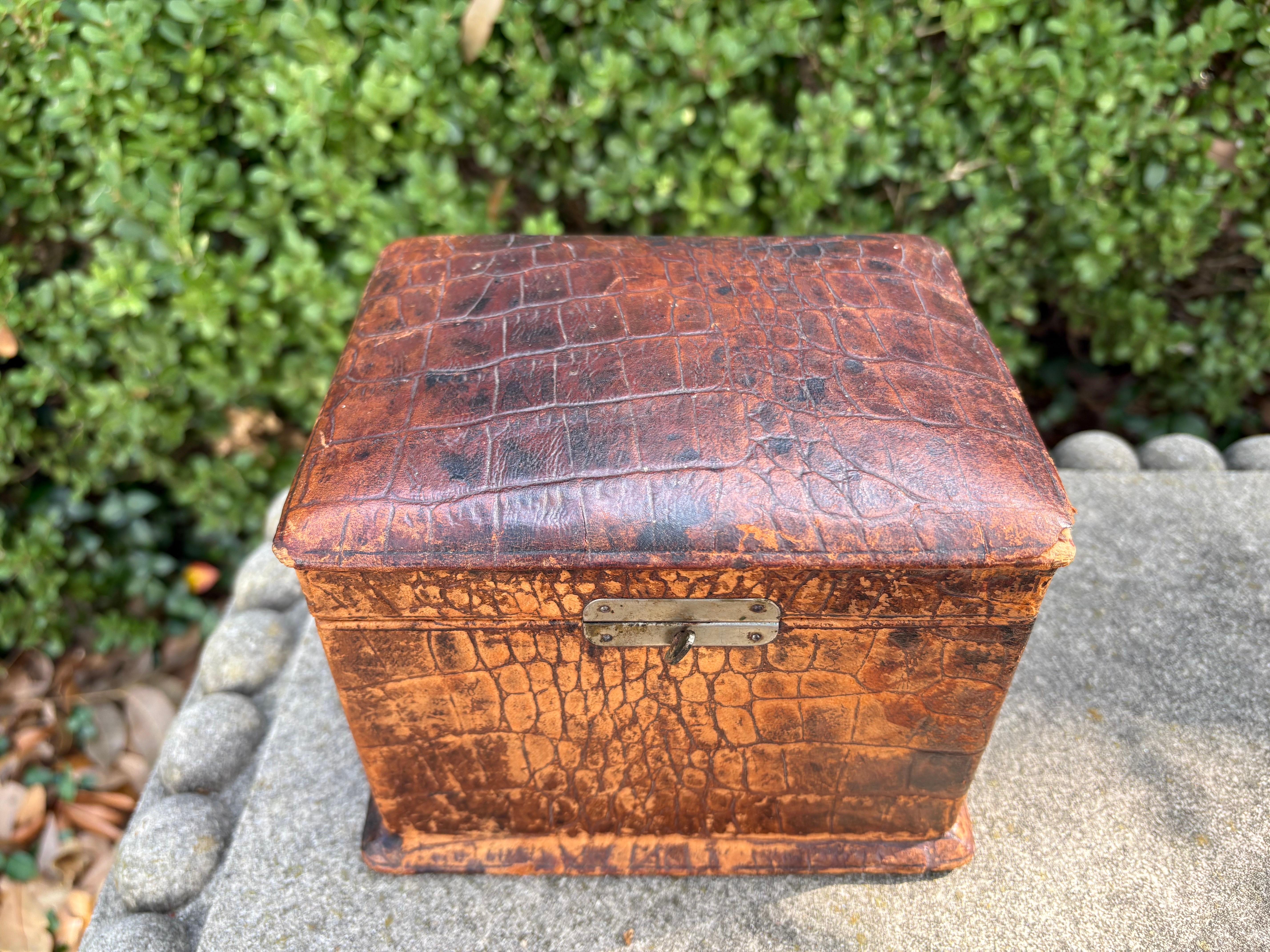 Francese Scatola da viaggio in alligatore francese del XIX secolo in vendita