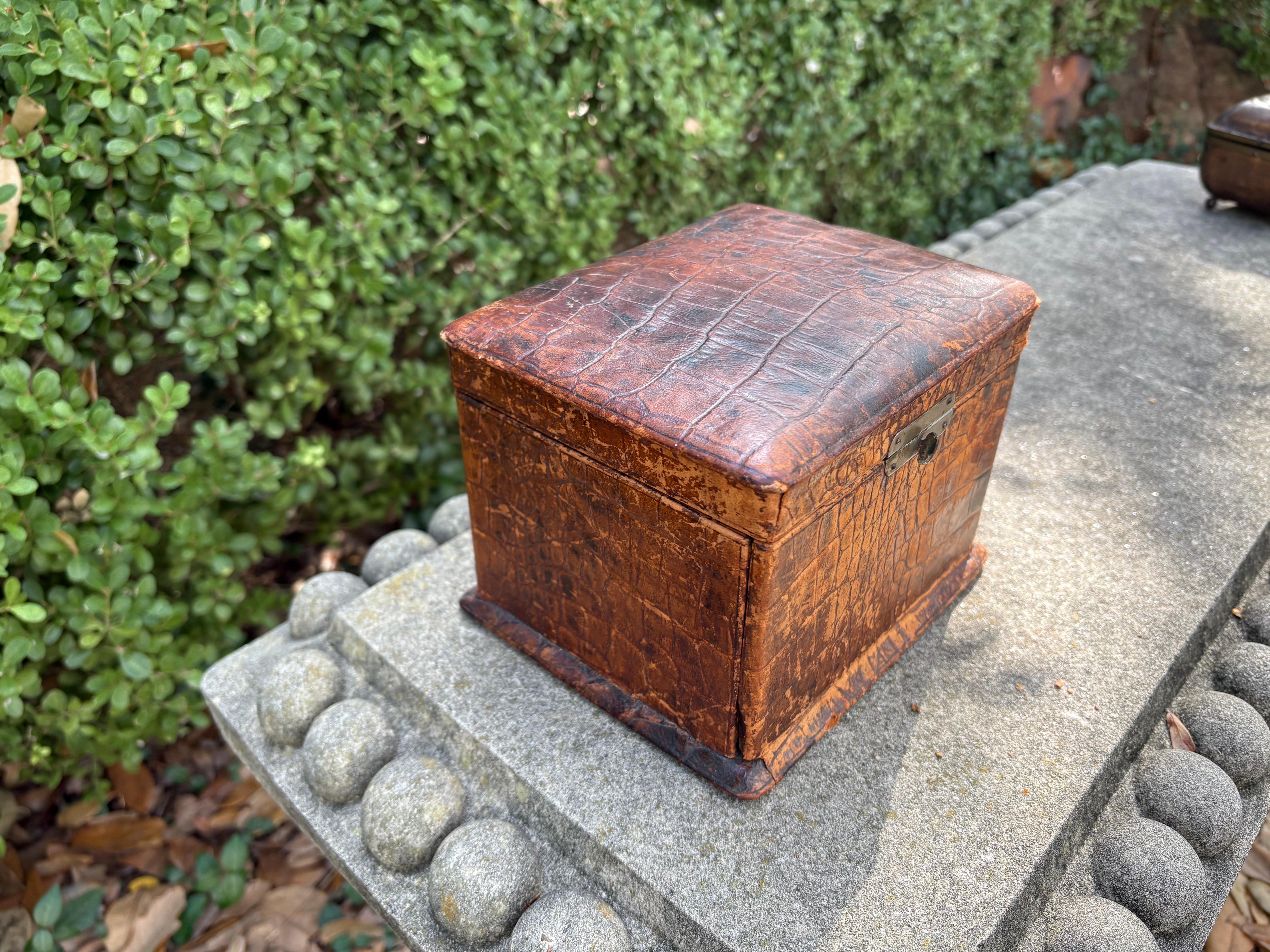 Scatola da viaggio in alligatore francese del XIX secolo In condizioni buone in vendita a Houston, TX