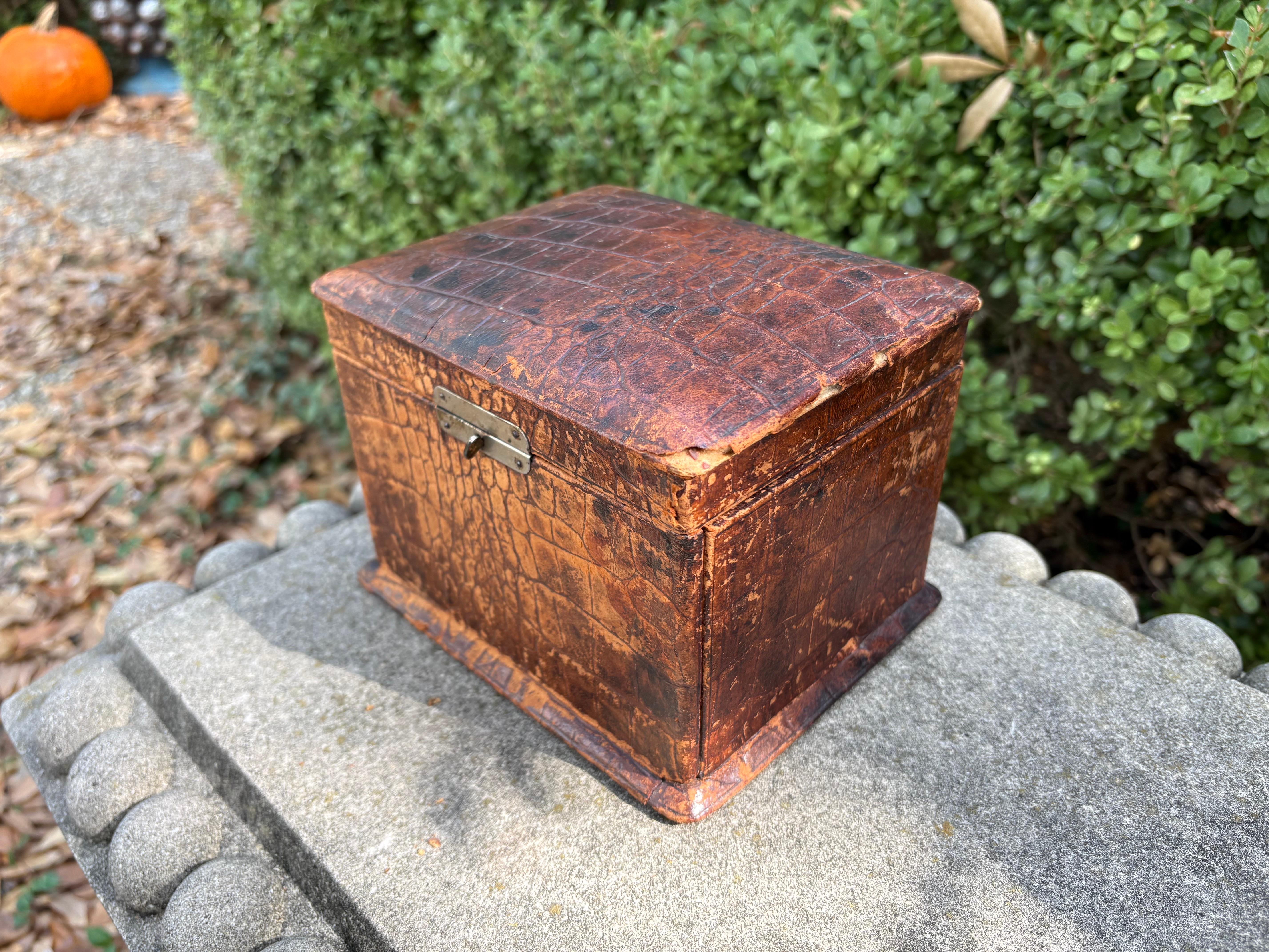 Pelle animale Scatola da viaggio in alligatore francese del XIX secolo in vendita