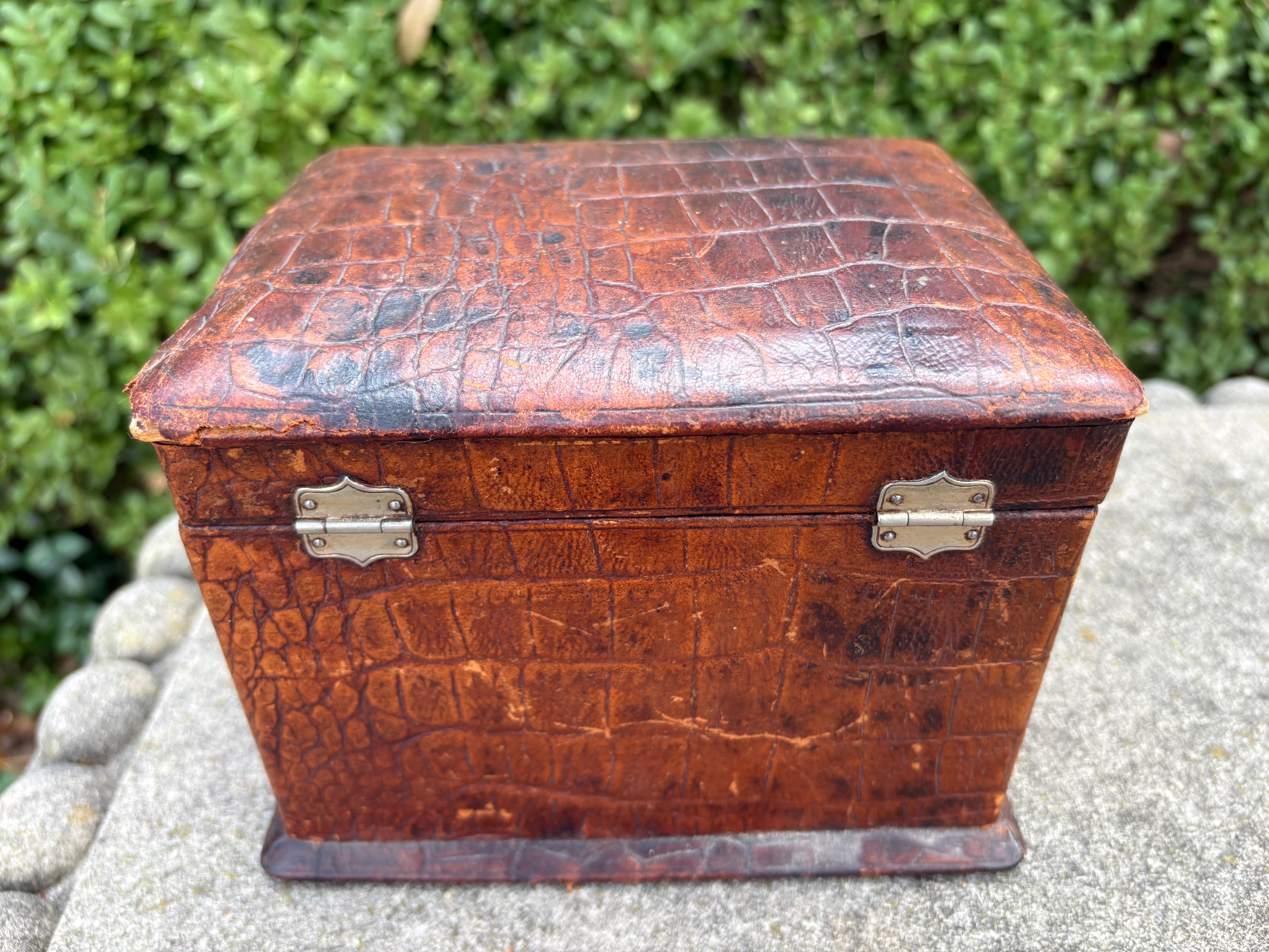 Scatola da viaggio in alligatore francese del XIX secolo in vendita 3