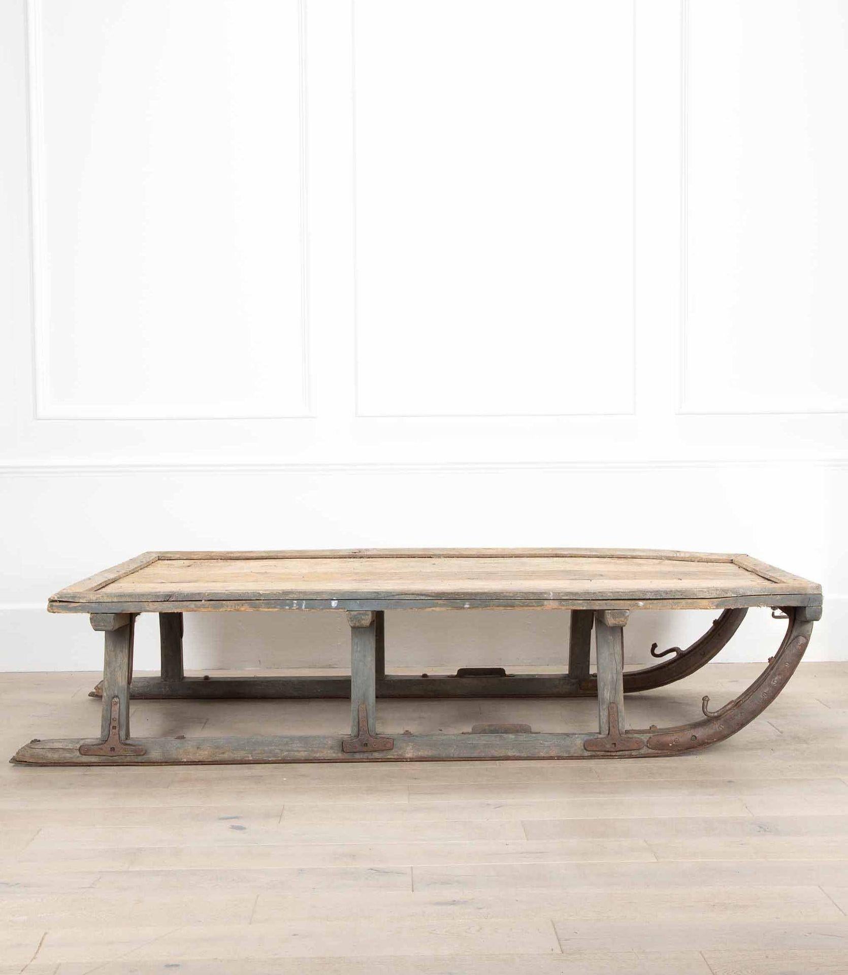 Magnifique traîneau français du XIXe siècle de grande taille.
Peut être utilisé comme table ou comme pièce décorative.