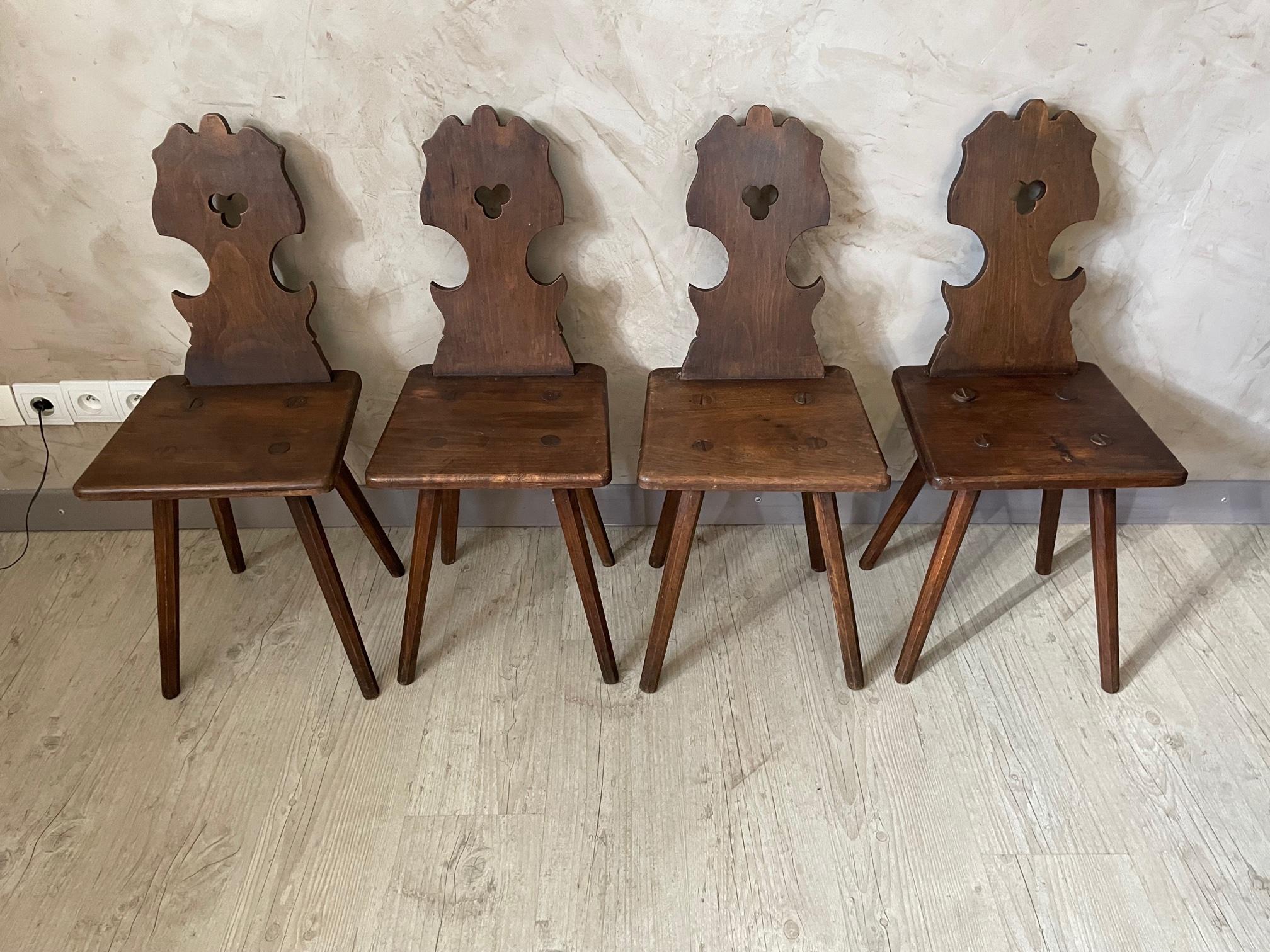 Très bel ensemble de quatre chaises régionales alsaciennes en noyer du XIXe siècle, datant des années 1870. 
La chaise alsacienne se caractérise essentiellement par ses pieds divergents et son dossier décoré et se distingue donc au premier abord