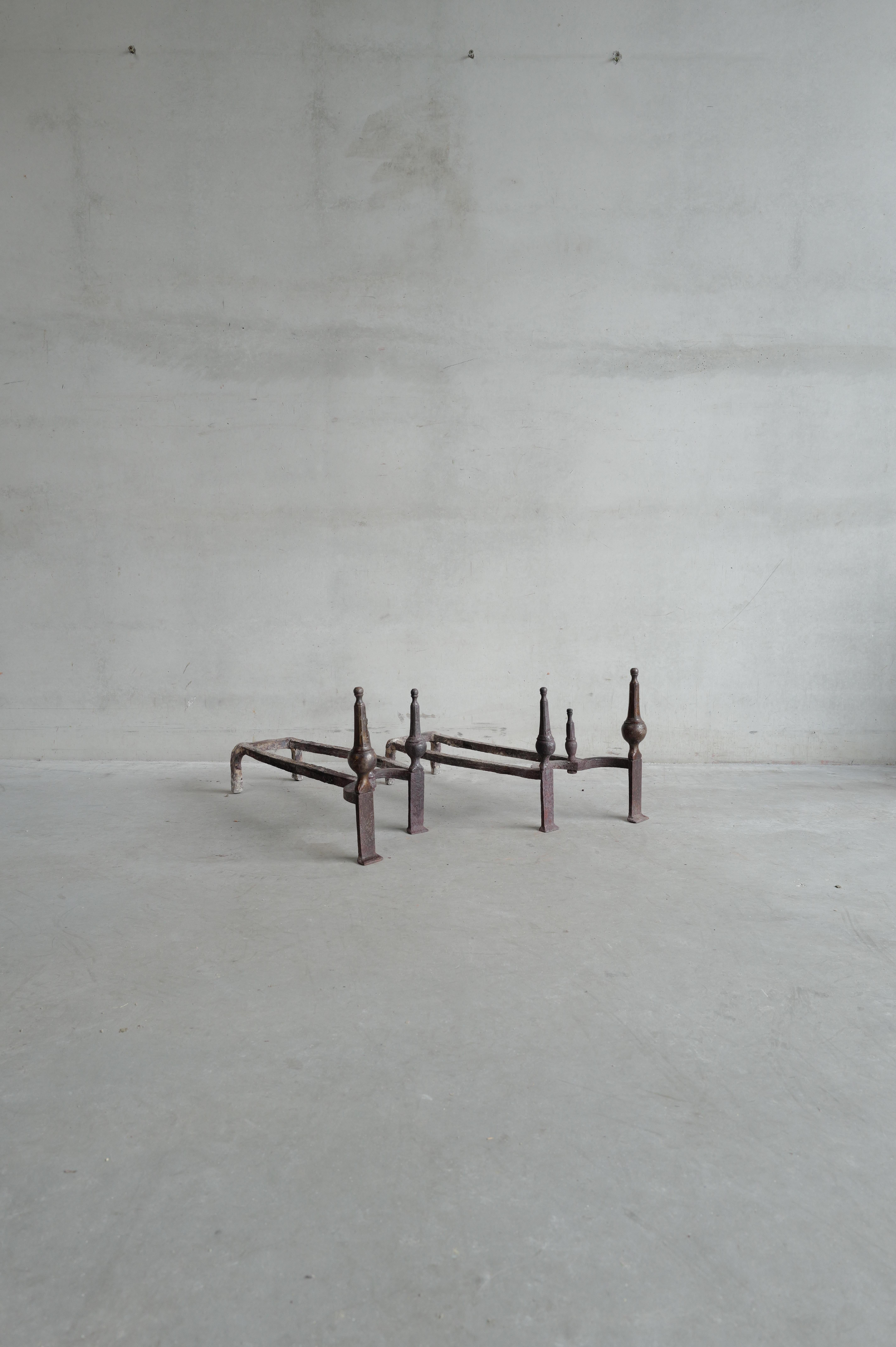 Set di candelabri francesi del XIX secolo (1875) in ghisa nera. 