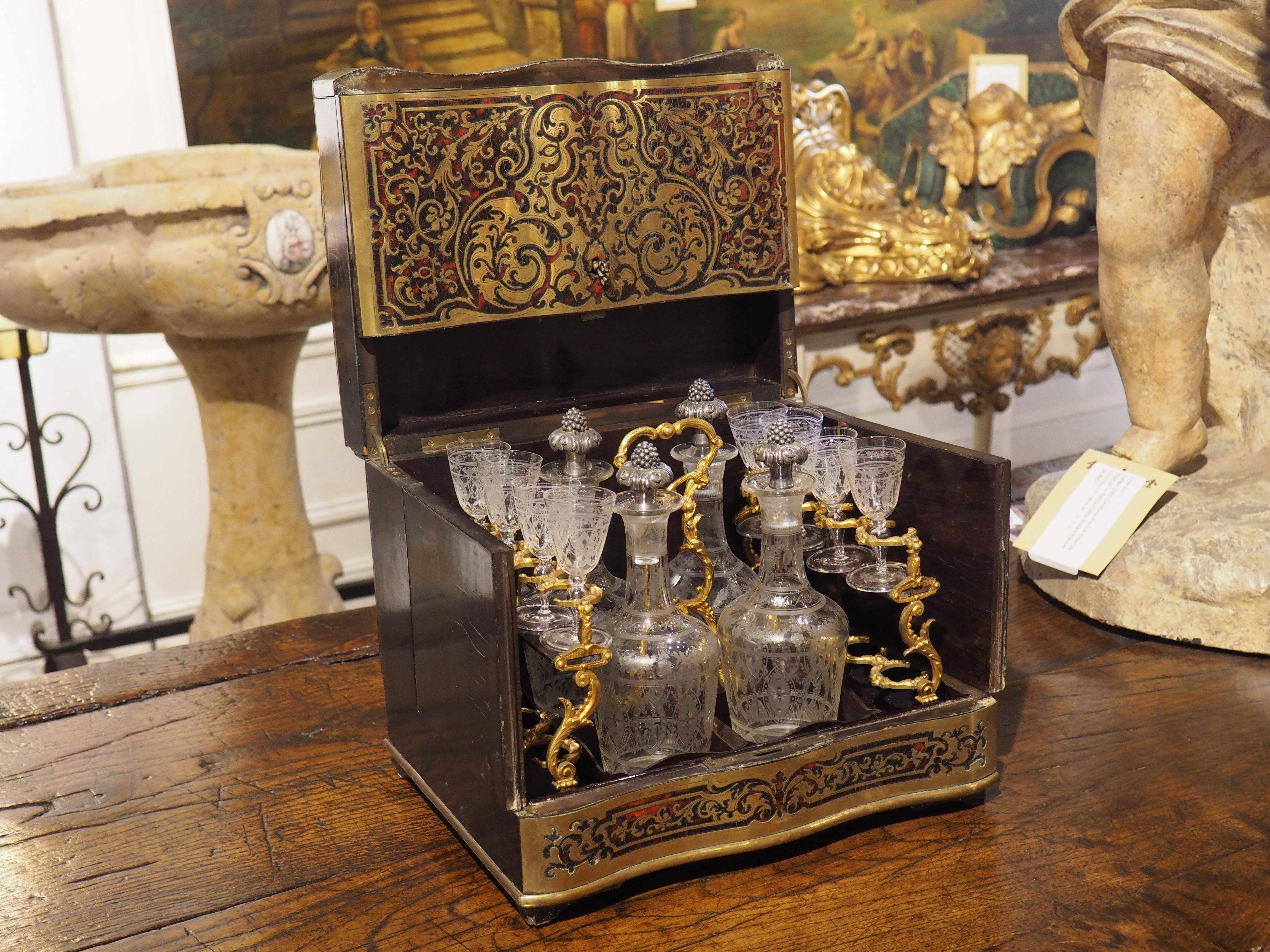 L'incroyable complexité des incrustations en laiton qui ornent le couvercle et la façade de cette cave à liqueur rappelle la technique utilisée par Andre-Charles Boulle lorsqu'il fabriquait des meubles à la main sous Louis XIV. Une cave à liqueur