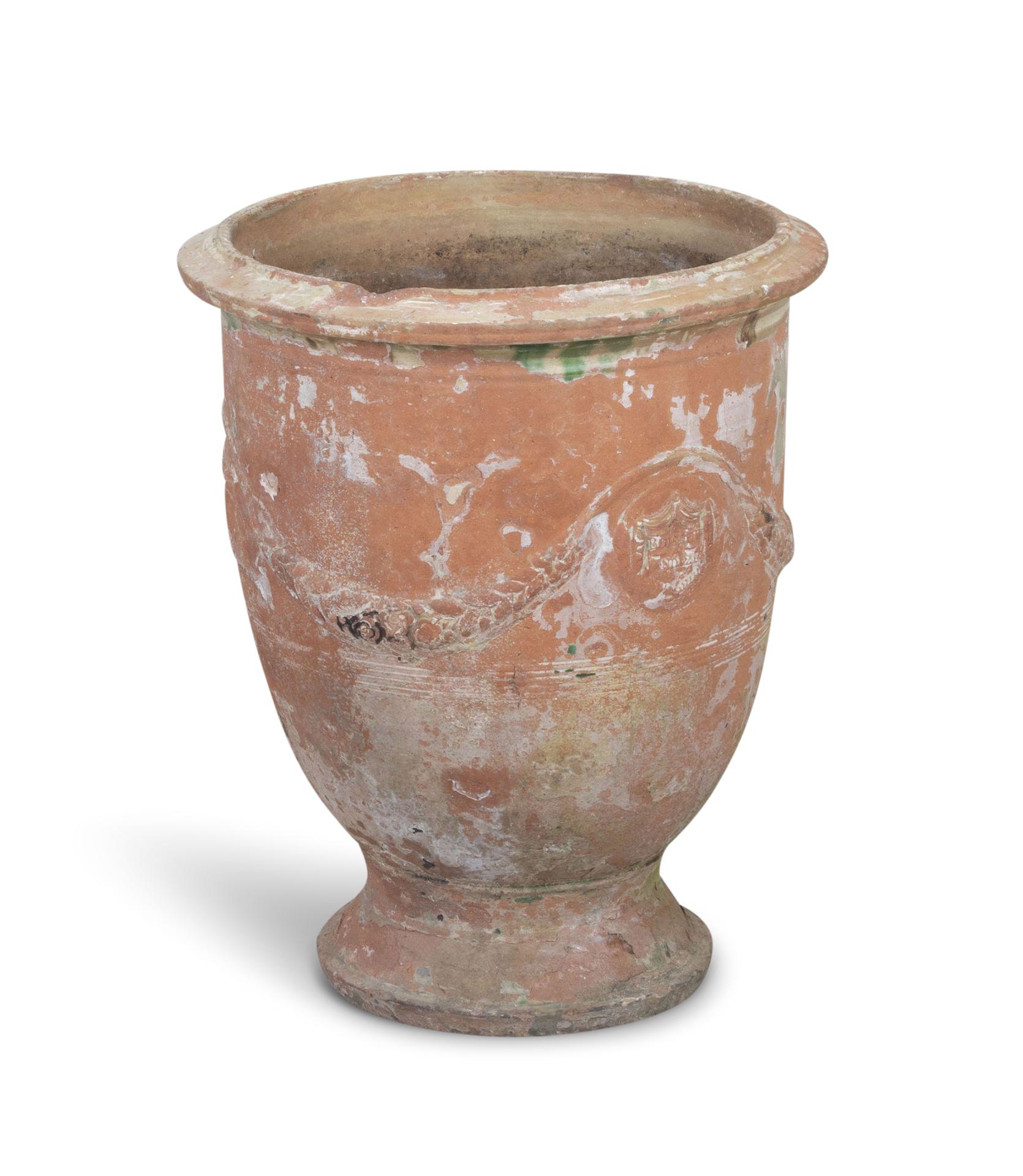 Vase en terre cuite du 19ème siècle provenant d'Anduze en France.

La gamme de pots d'Anduze est originaire des Cévennes, dans le sud de la France, et plus précisément d'Anduze, située au pied de la chaîne des Cévennes.

Ce pot en terre cuite