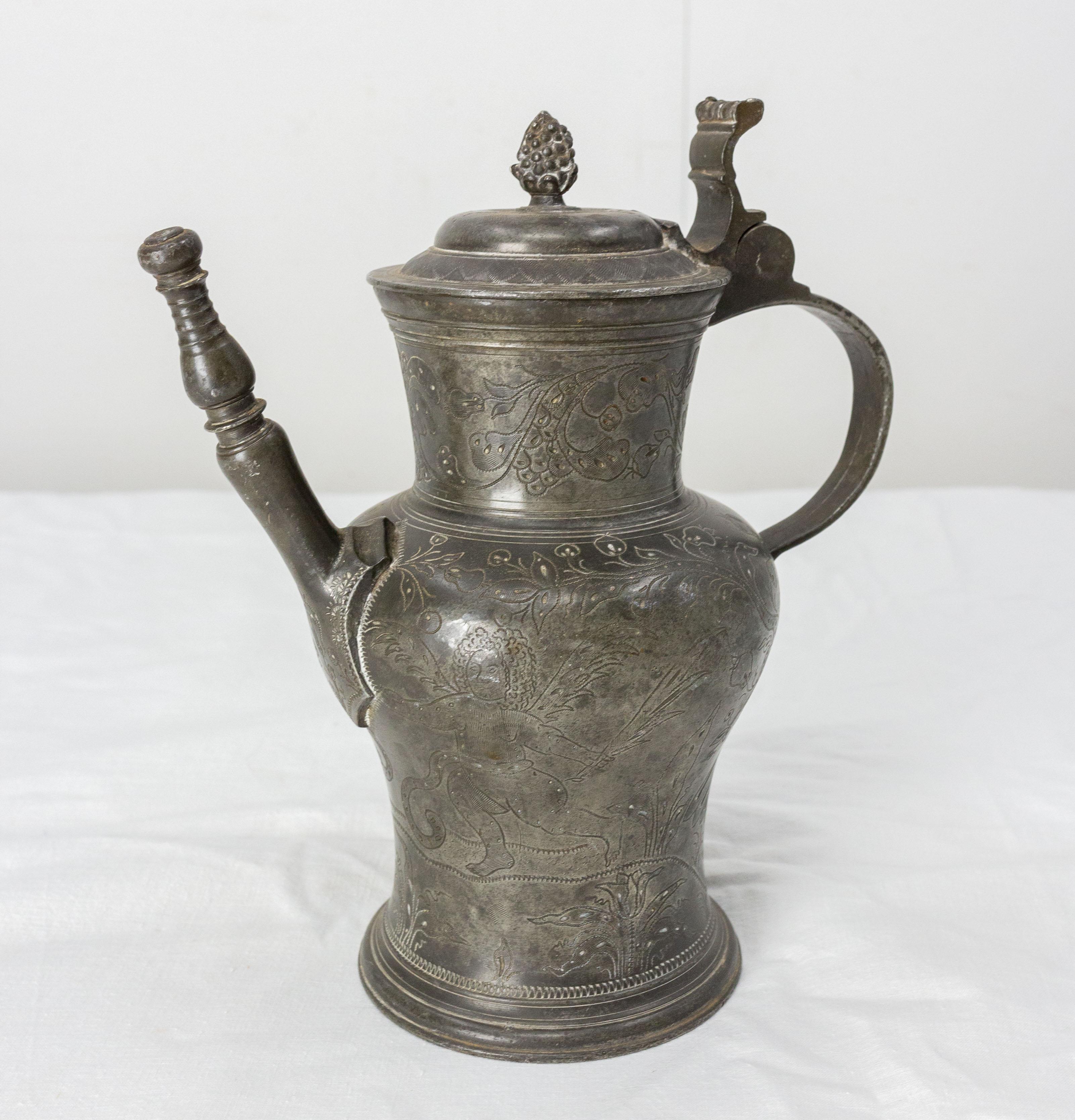 Rare Angel Pewter wine pitcher 19th century center piece.
Angel and vegetal motifs with a lid.

Shipping:
L19,5 P12 H22 1,08 KG.