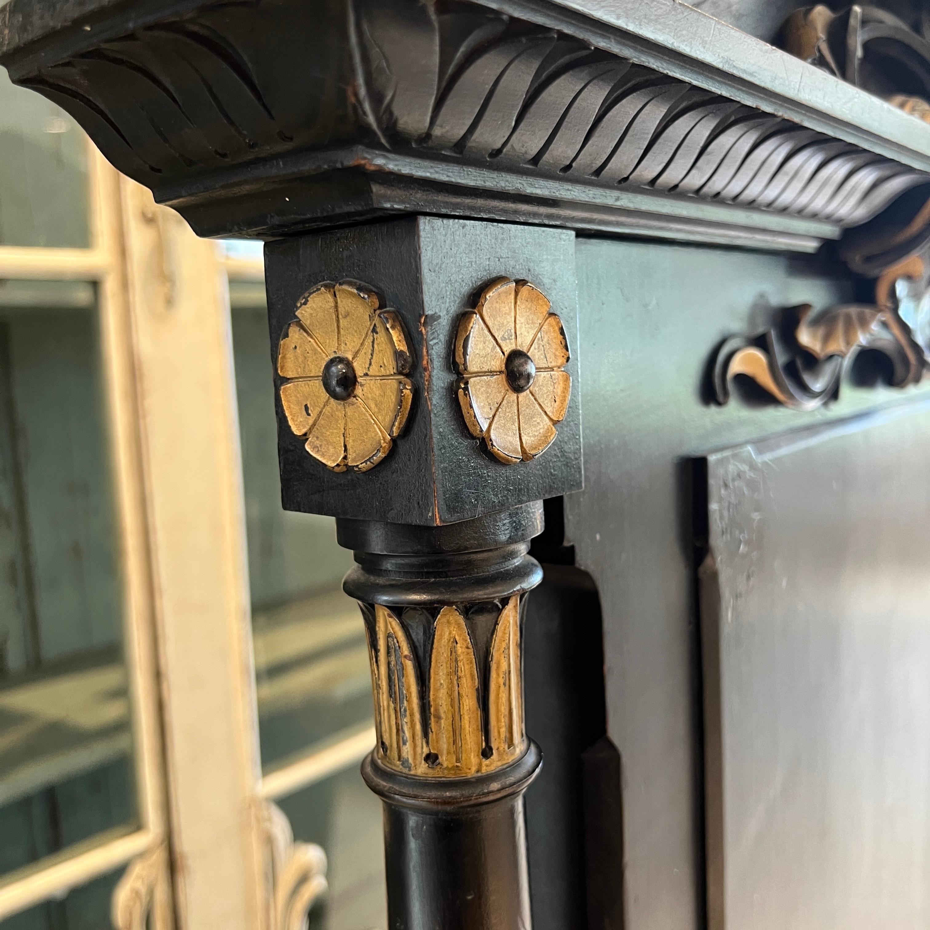 Silla de trono negra antigua francesa del siglo XIX procedente de París Madera en venta