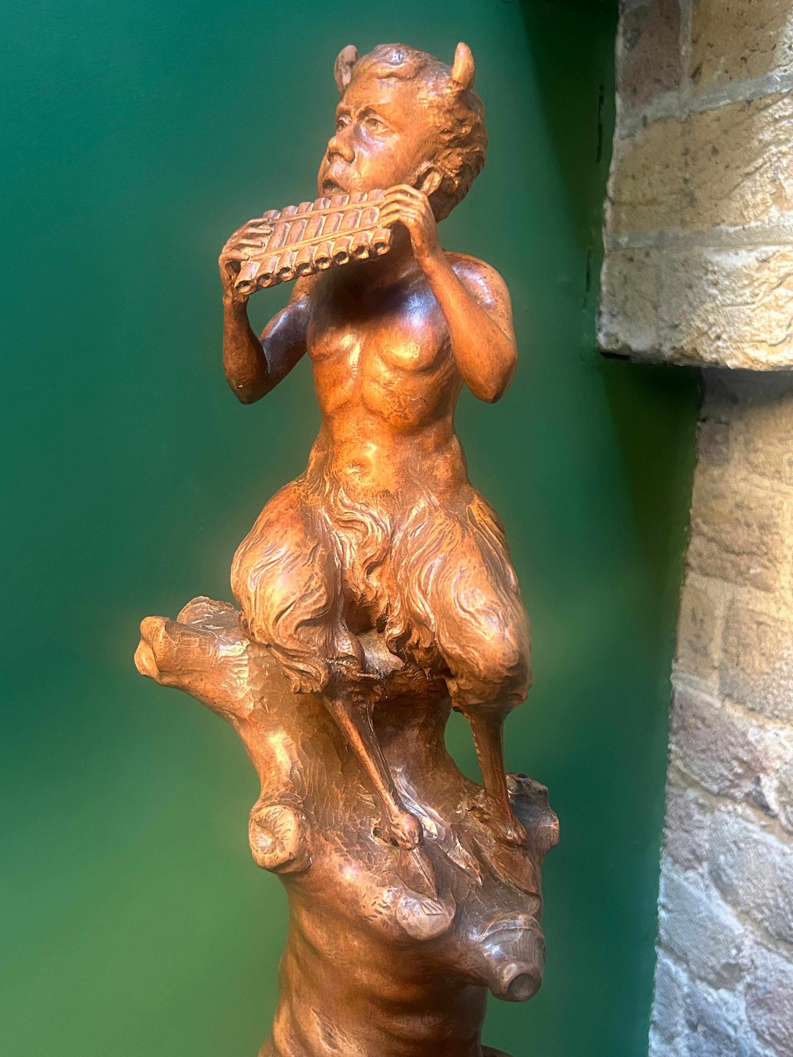 Sculpture en Wood Wood antique français du 19ème siècle représentant le dieu grec Pan (Satyre) en vente 2