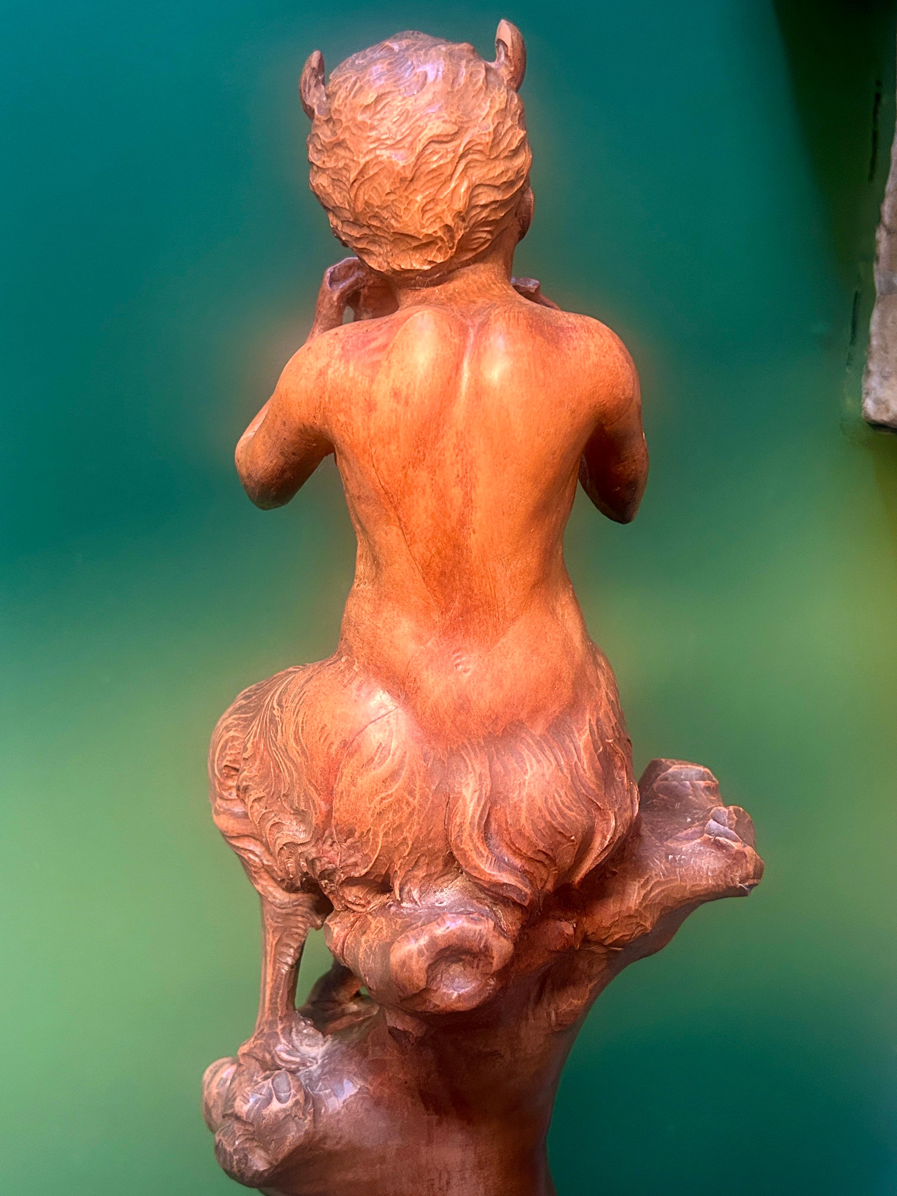 Sculpture en Wood Wood antique français du 19ème siècle représentant le dieu grec Pan (Satyre) en vente 3