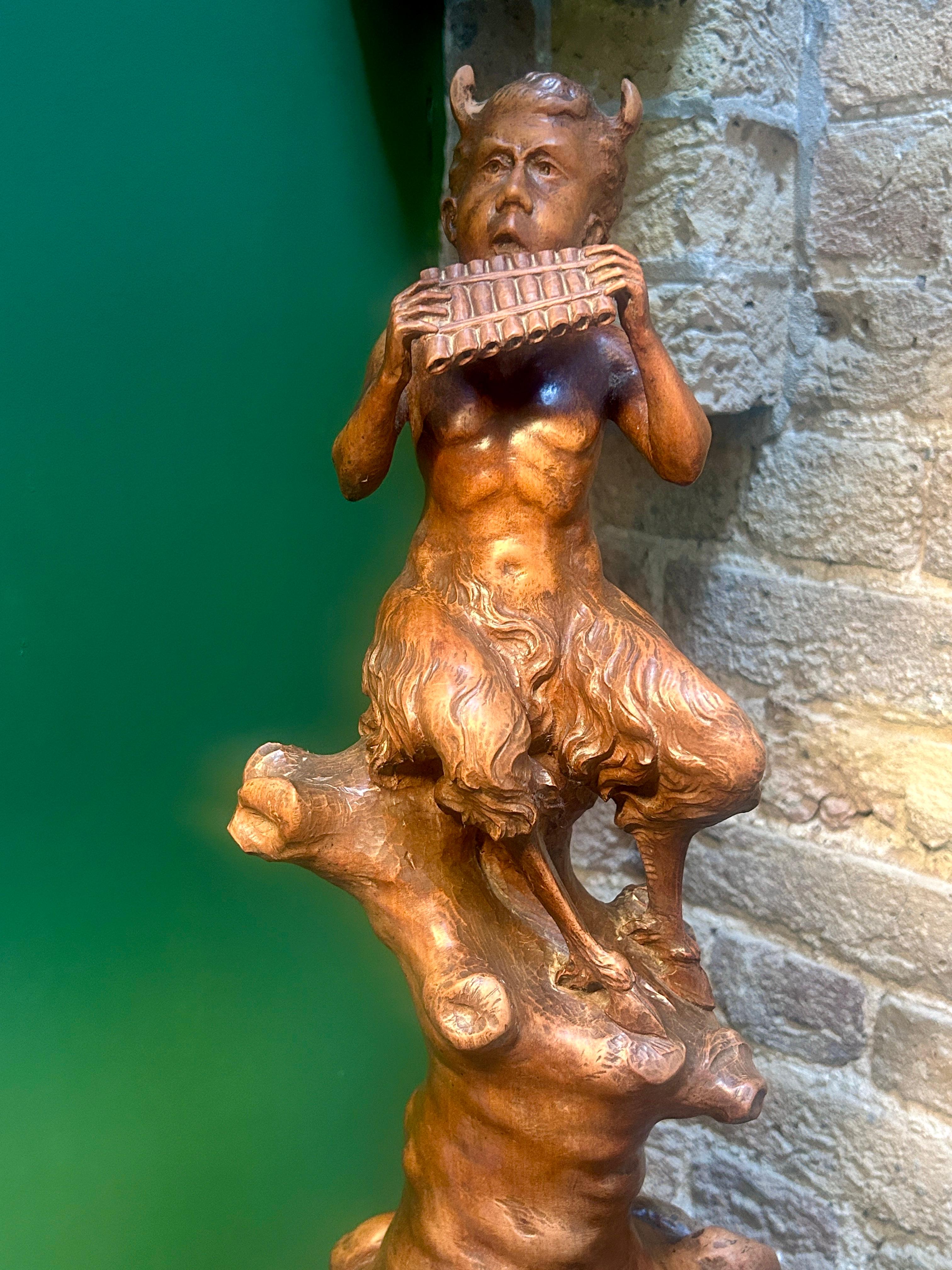 Sculpture en Wood Wood antique français du 19ème siècle représentant le dieu grec Pan (Satyre) en vente 4