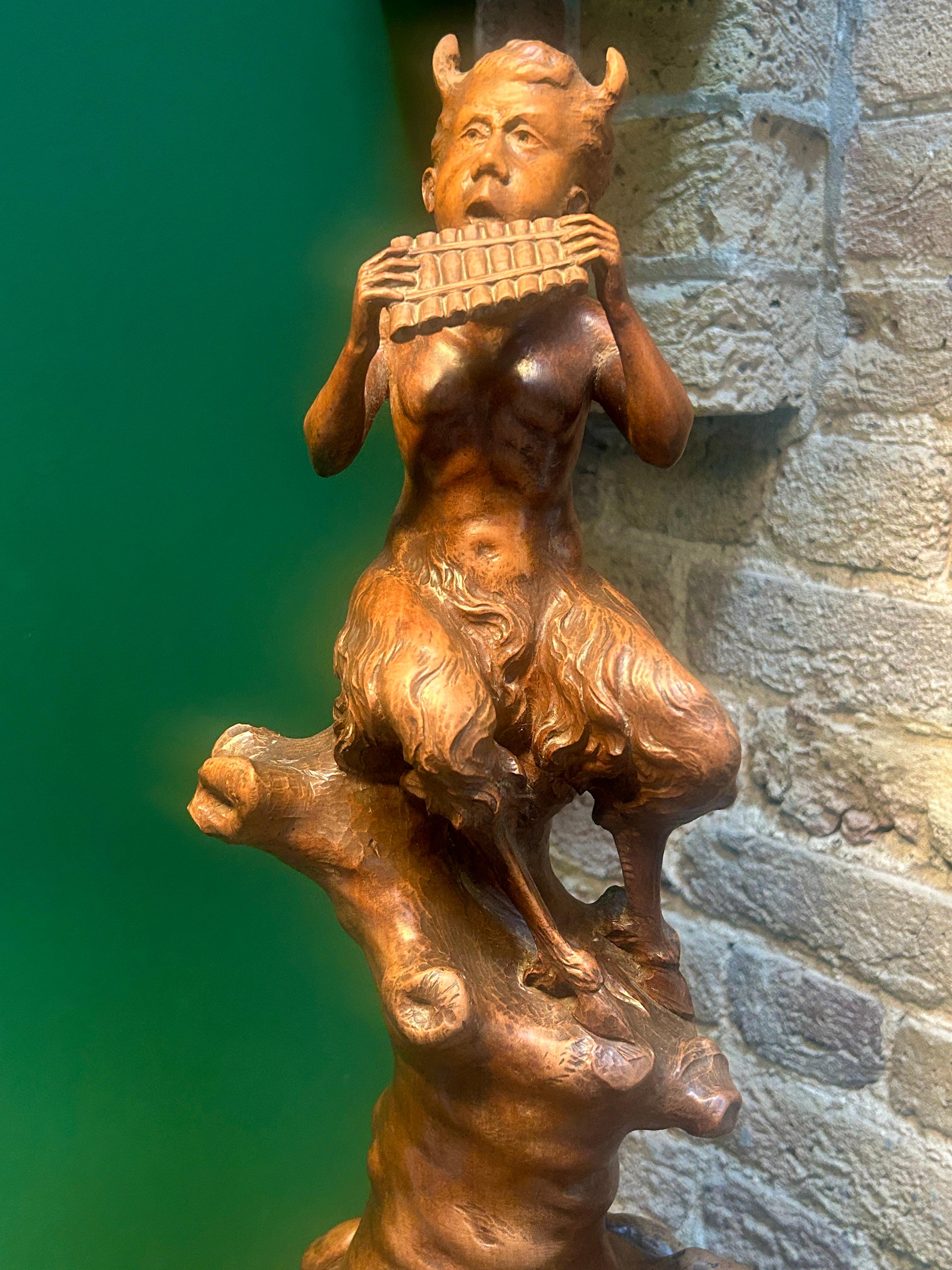 Sculpture ancienne en bois sculpté du XIXe siècle représentant le dieu Pan ou le satyre.

Figure inhabituelle et caractéristique de Pan en noyer sculpté de la fin du 19e siècle sur une base en loupe noueuse intitulée 