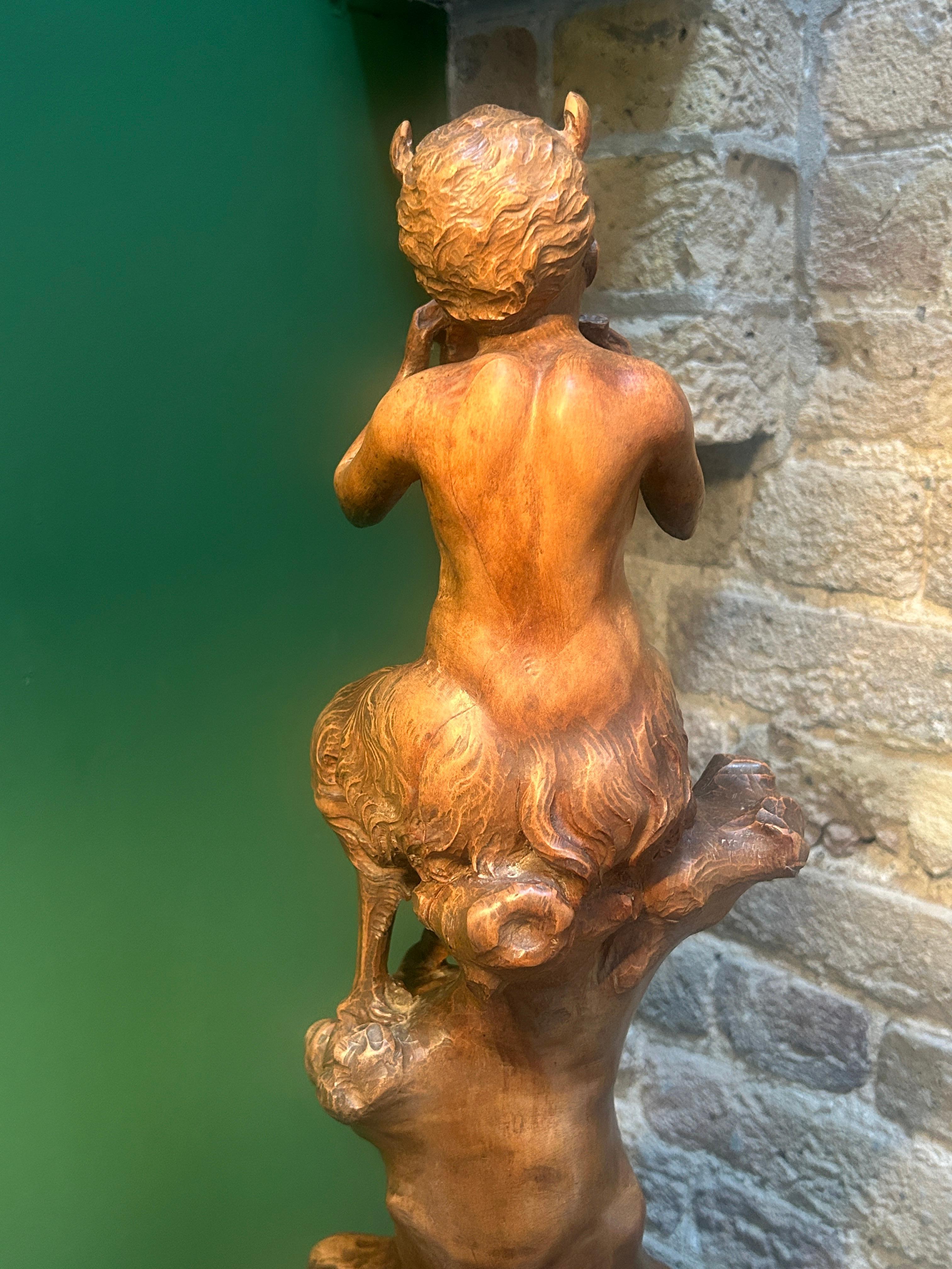 Sculpté à la main Sculpture en Wood Wood antique français du 19ème siècle représentant le dieu grec Pan (Satyre) en vente