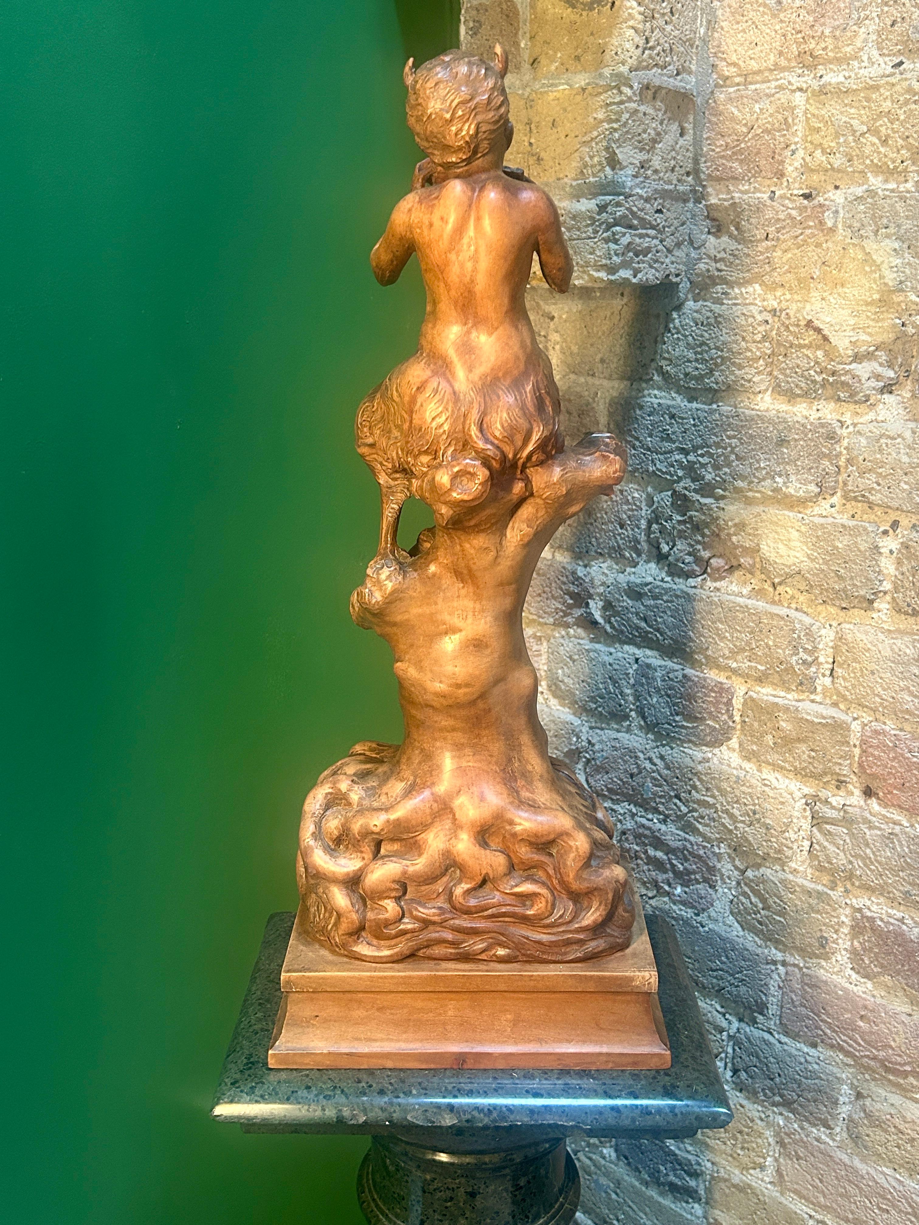 Sculpture en Wood Wood antique français du 19ème siècle représentant le dieu grec Pan (Satyre) Bon état - En vente à London, GB