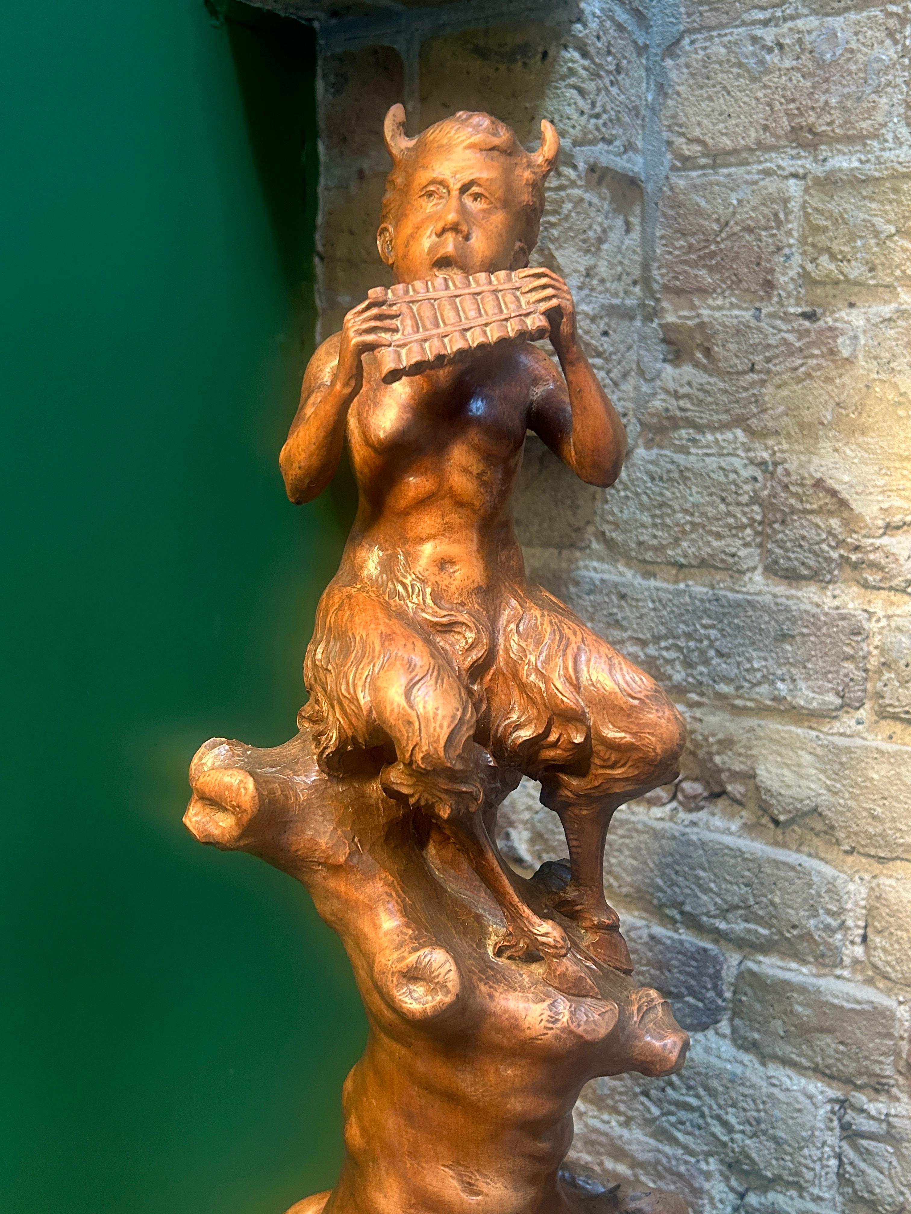 Noyer Sculpture en Wood Wood antique français du 19ème siècle représentant le dieu grec Pan (Satyre) en vente