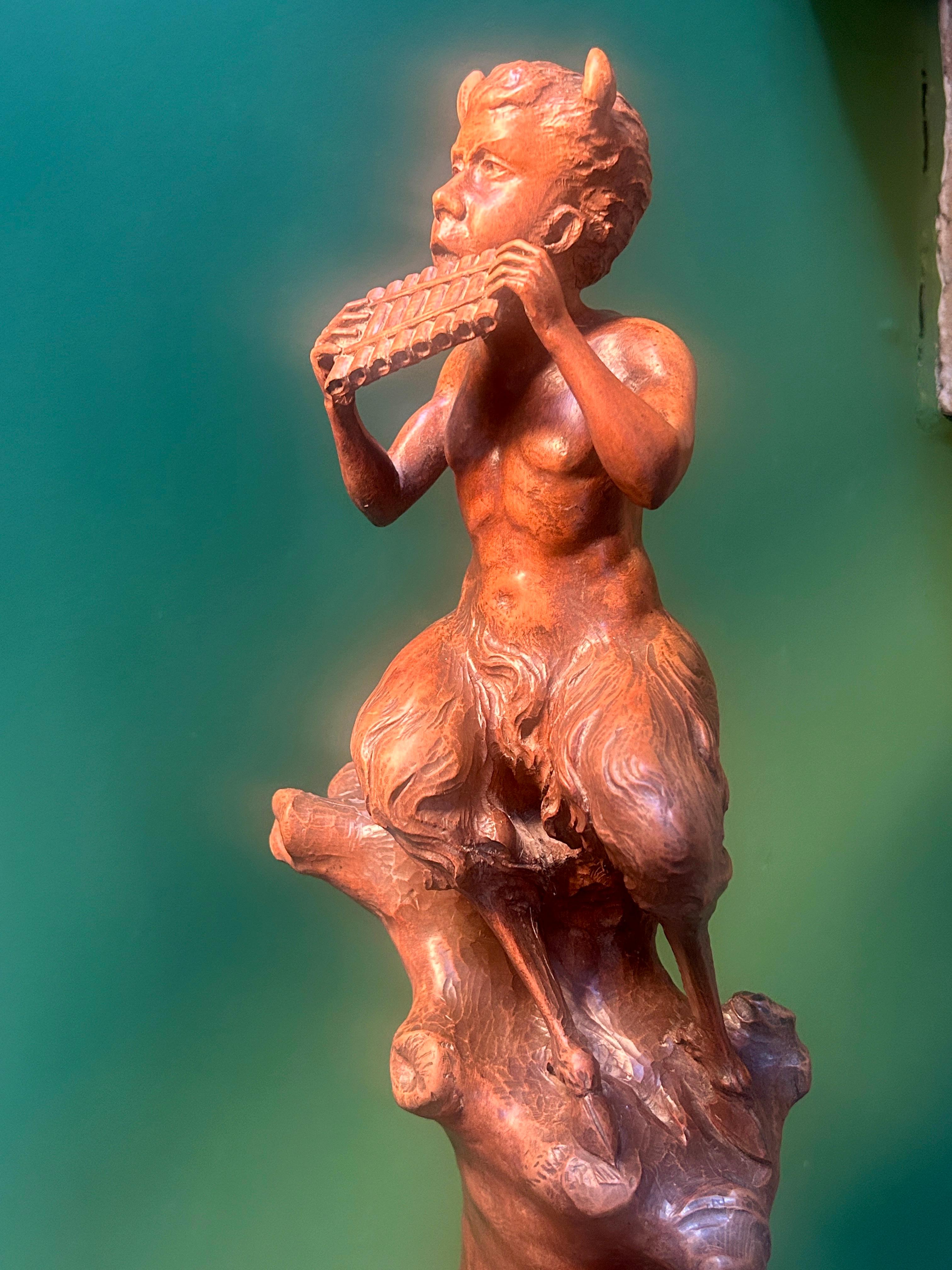 Sculpture en Wood Wood antique français du 19ème siècle représentant le dieu grec Pan (Satyre) en vente 1