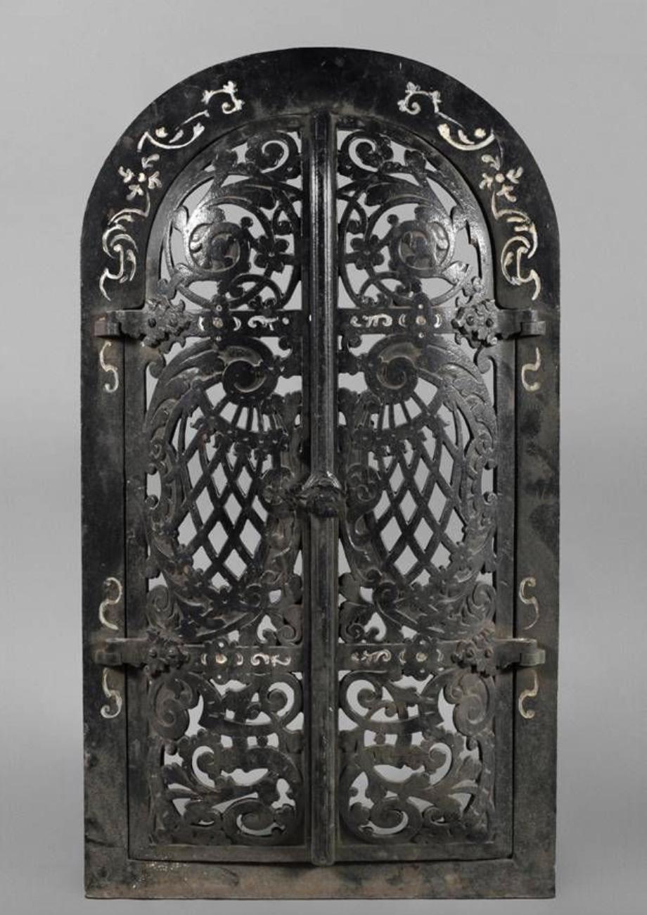 Paravento francese del XIX secolo a forma di arco, con cornice fissabile e doppia porta anteriore in ferro nero, in condizioni originali.
Francia, circa 1870