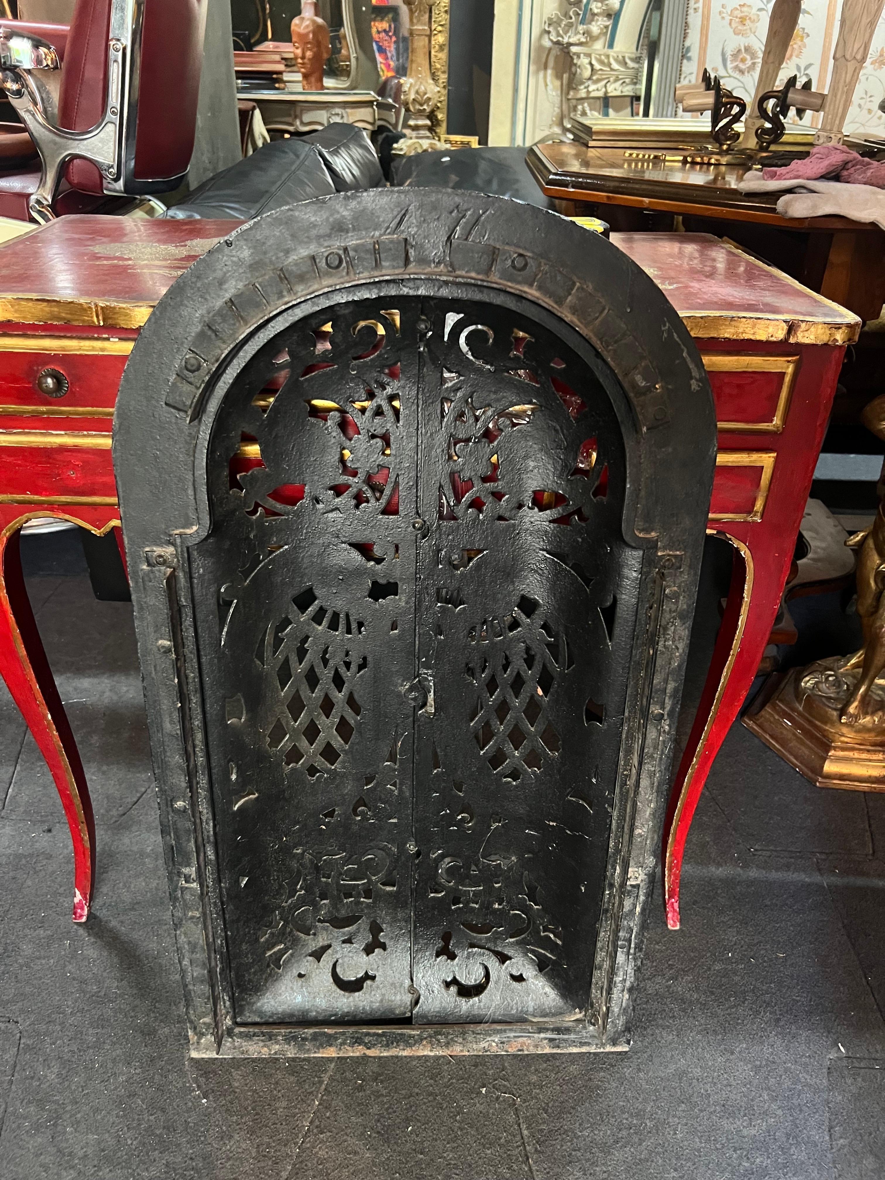 Forgiato Paravento francese del XIX secolo a due ante in ferro nero per caminetto in vendita