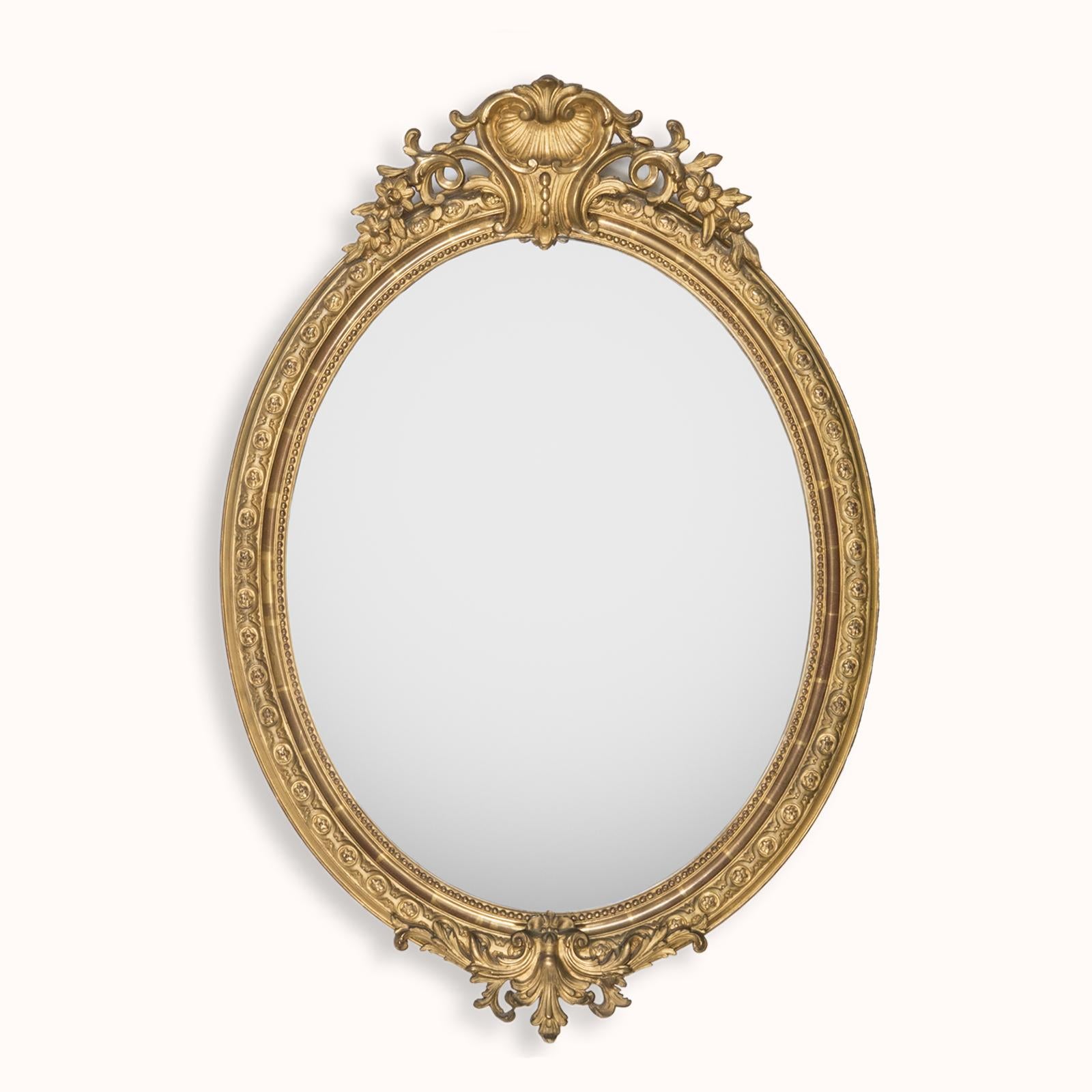Ravissant miroir ovale doré français du XIXe siècle, orné d'un écusson en forme de coquillage.

Admirez la beauté de ce miroir ovale français ancien, une pièce intemporelle fabriquée en France vers l'année 1880.

Le cadre du miroir présente des
