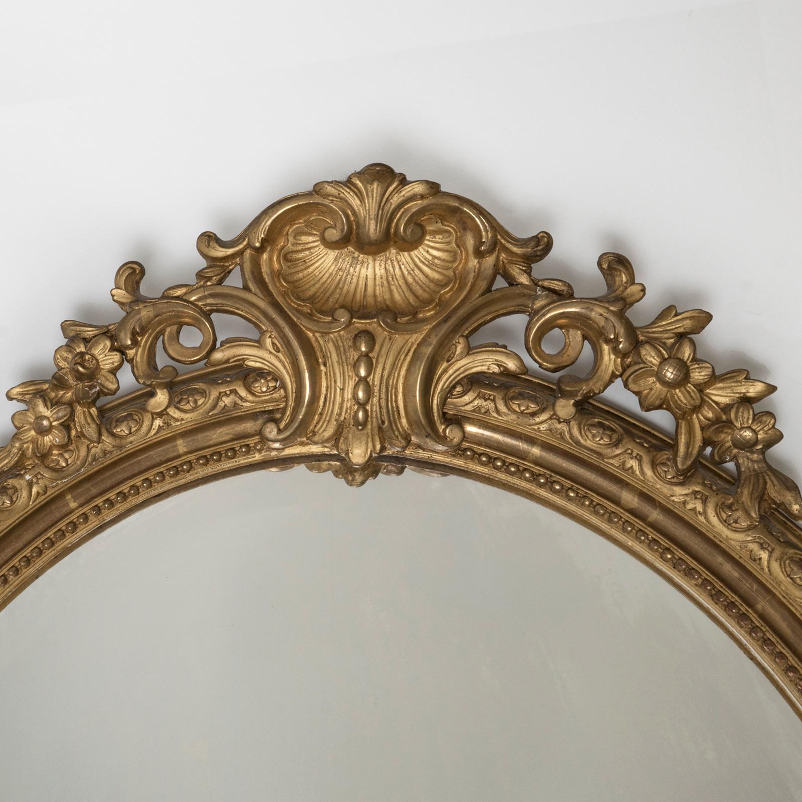 19th Century French Antique Gilt Wood Oval Mirror with Shell Crest In Good Condition For Sale In AMSTERDAM, NH