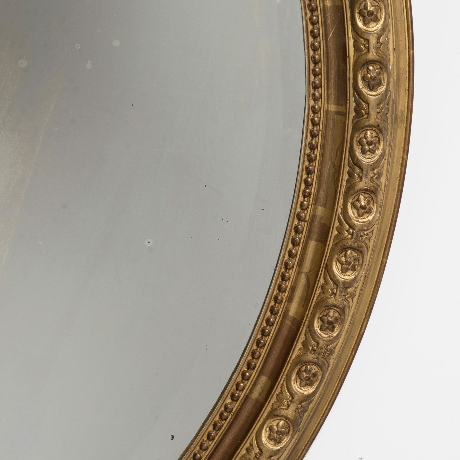 Louis XVI Miroir ovale français ancien du 19ème siècle en bois doré avec crête en coquillage en vente