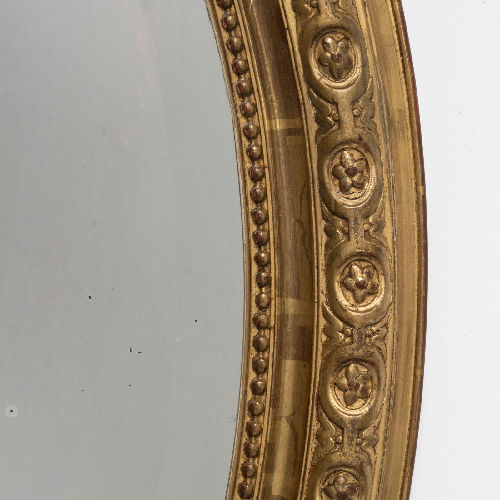 Français Miroir ovale français ancien du 19ème siècle en bois doré avec crête en coquillage en vente
