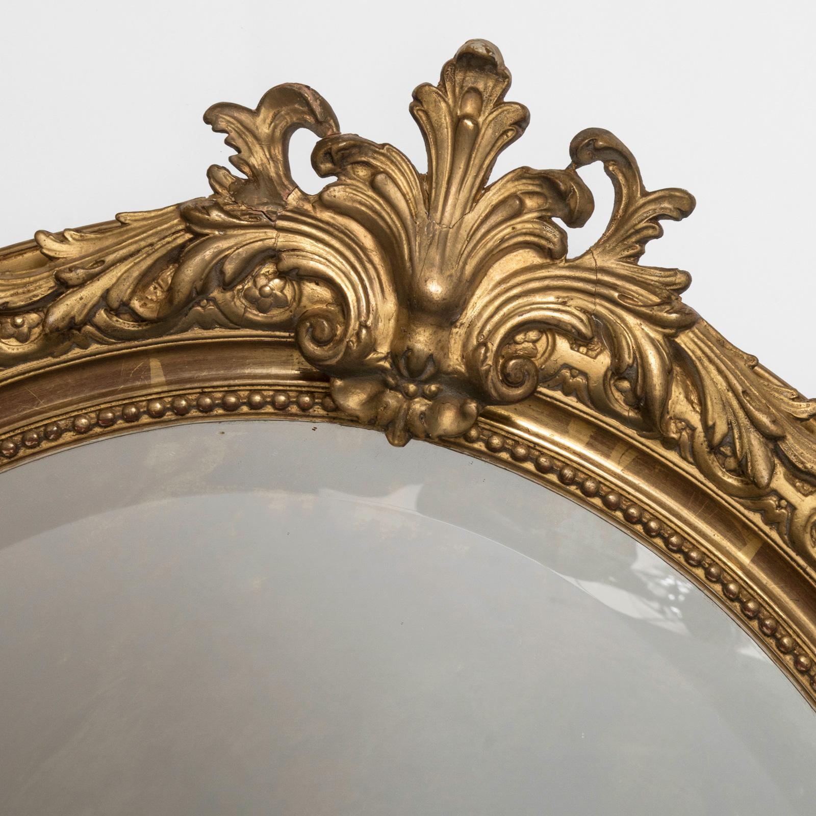 Doré Miroir ovale français ancien du 19ème siècle en bois doré avec crête en coquillage en vente