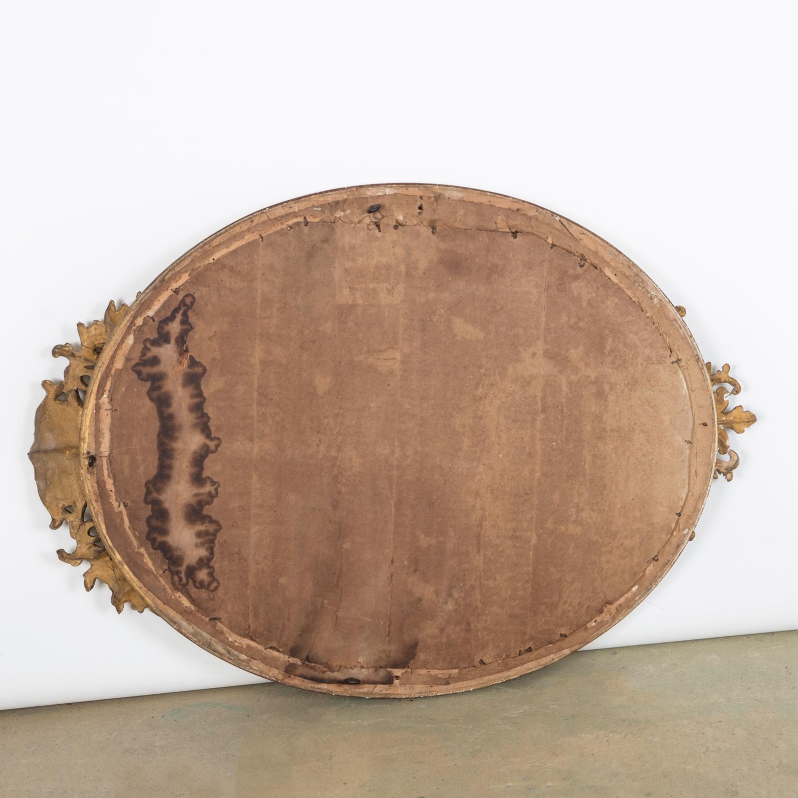 Miroir ovale français ancien du 19ème siècle en bois doré avec crête en coquillage Bon état - En vente à AMSTERDAM, NH