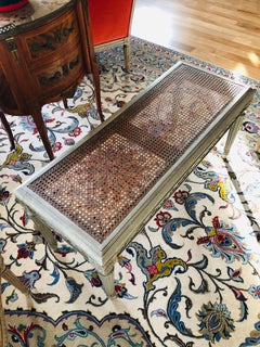 Banc français ancien du 19ème siècle en rotin sculpté et peint à la main, de style Louis XVI