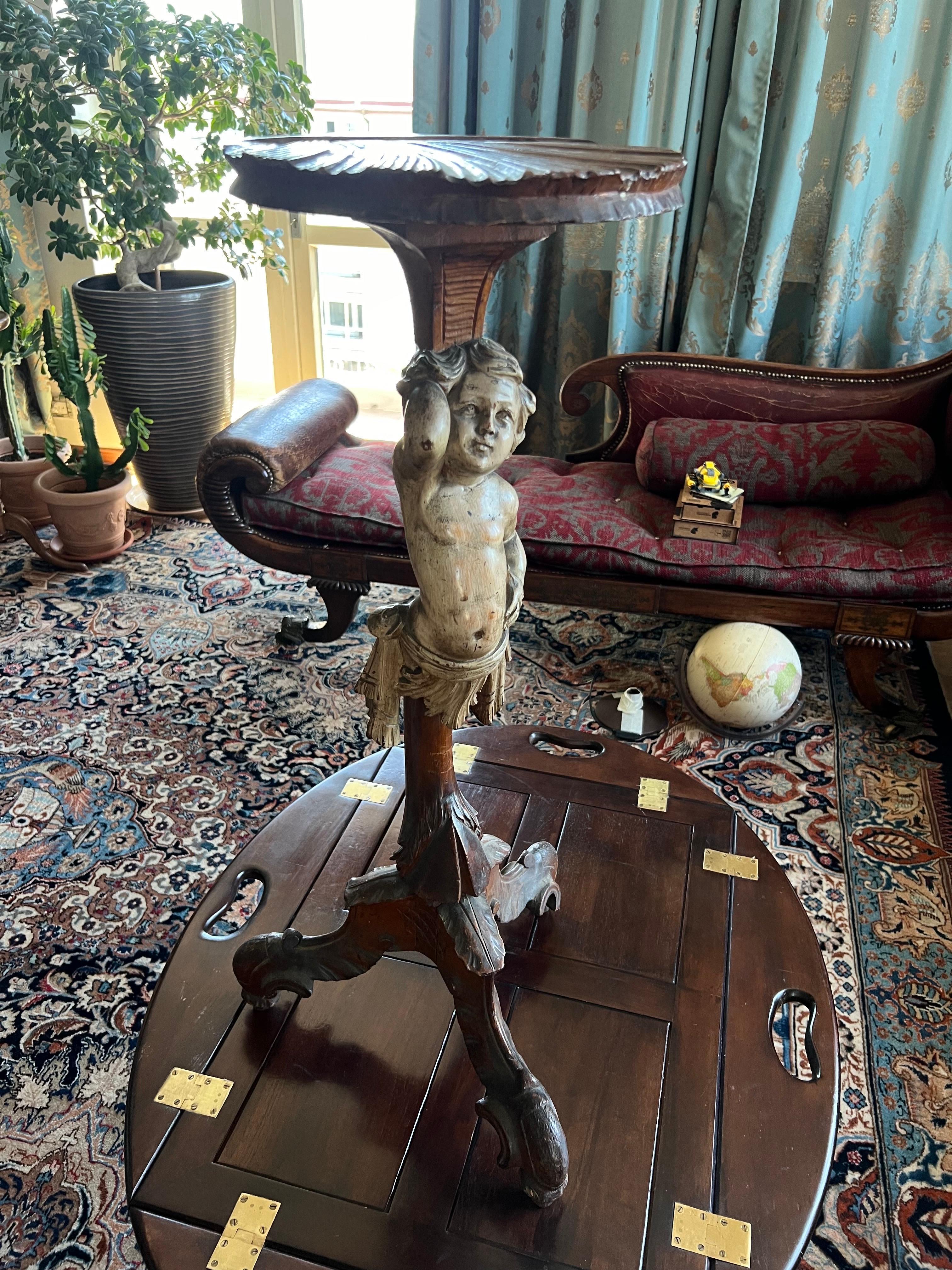 Table tripode d'antiquités française du 19ème siècle en bois sculpté à la main avec chérubin en vente 3