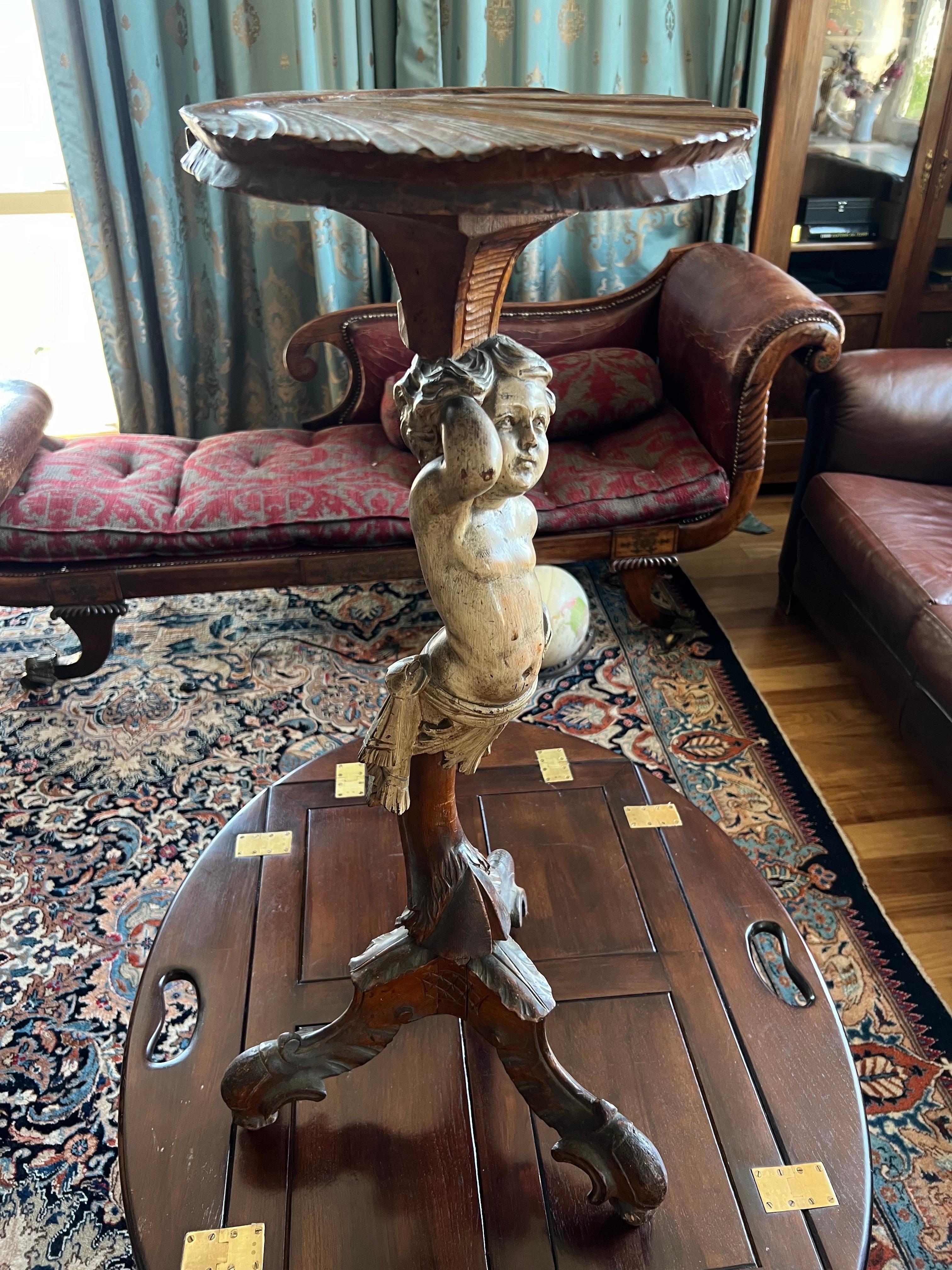 Français Table tripode d'antiquités française du 19ème siècle en bois sculpté à la main avec chérubin en vente