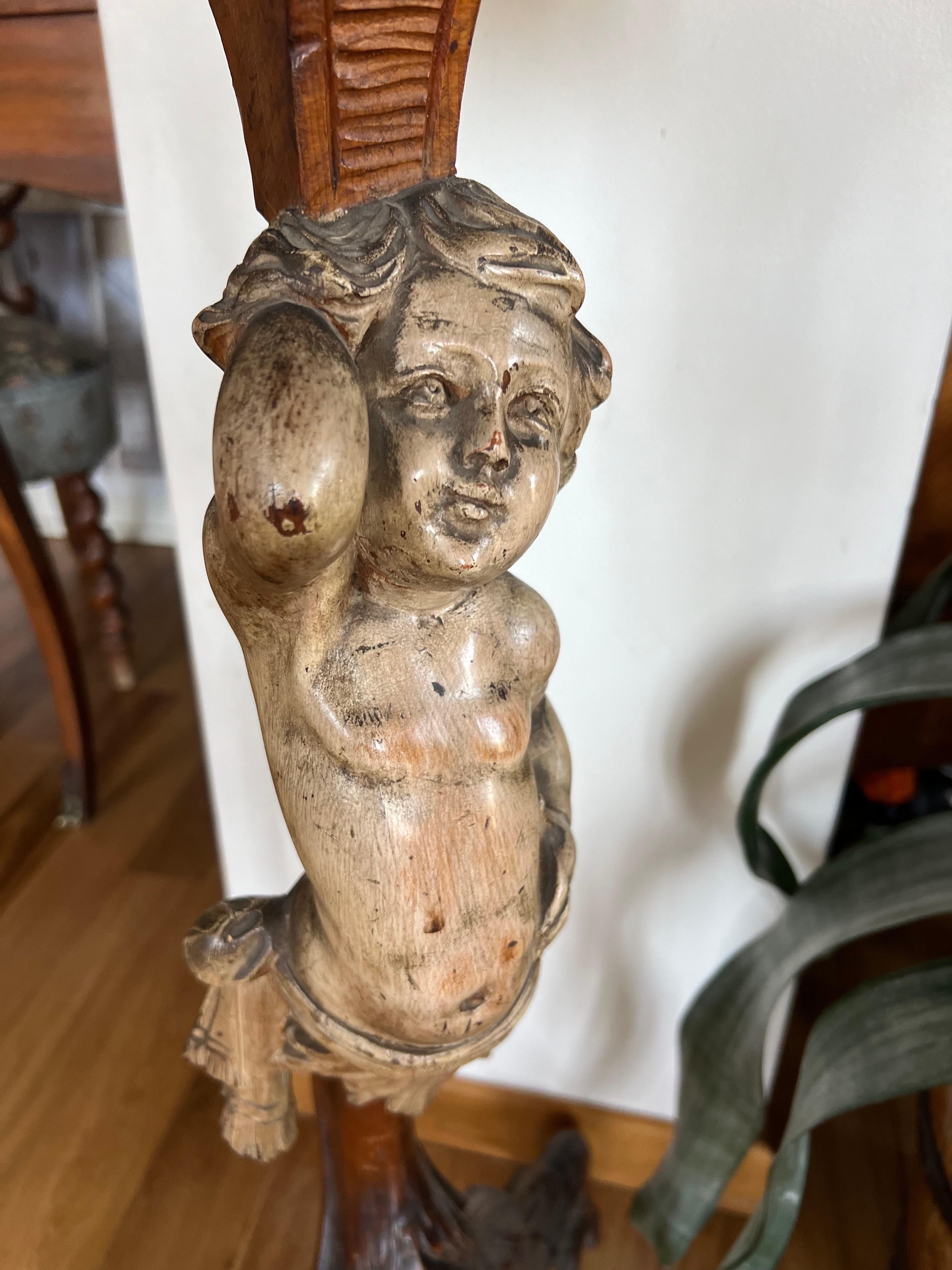 Table tripode d'antiquités française du 19ème siècle en bois sculpté à la main avec chérubin Bon état - En vente à Sofia, BG