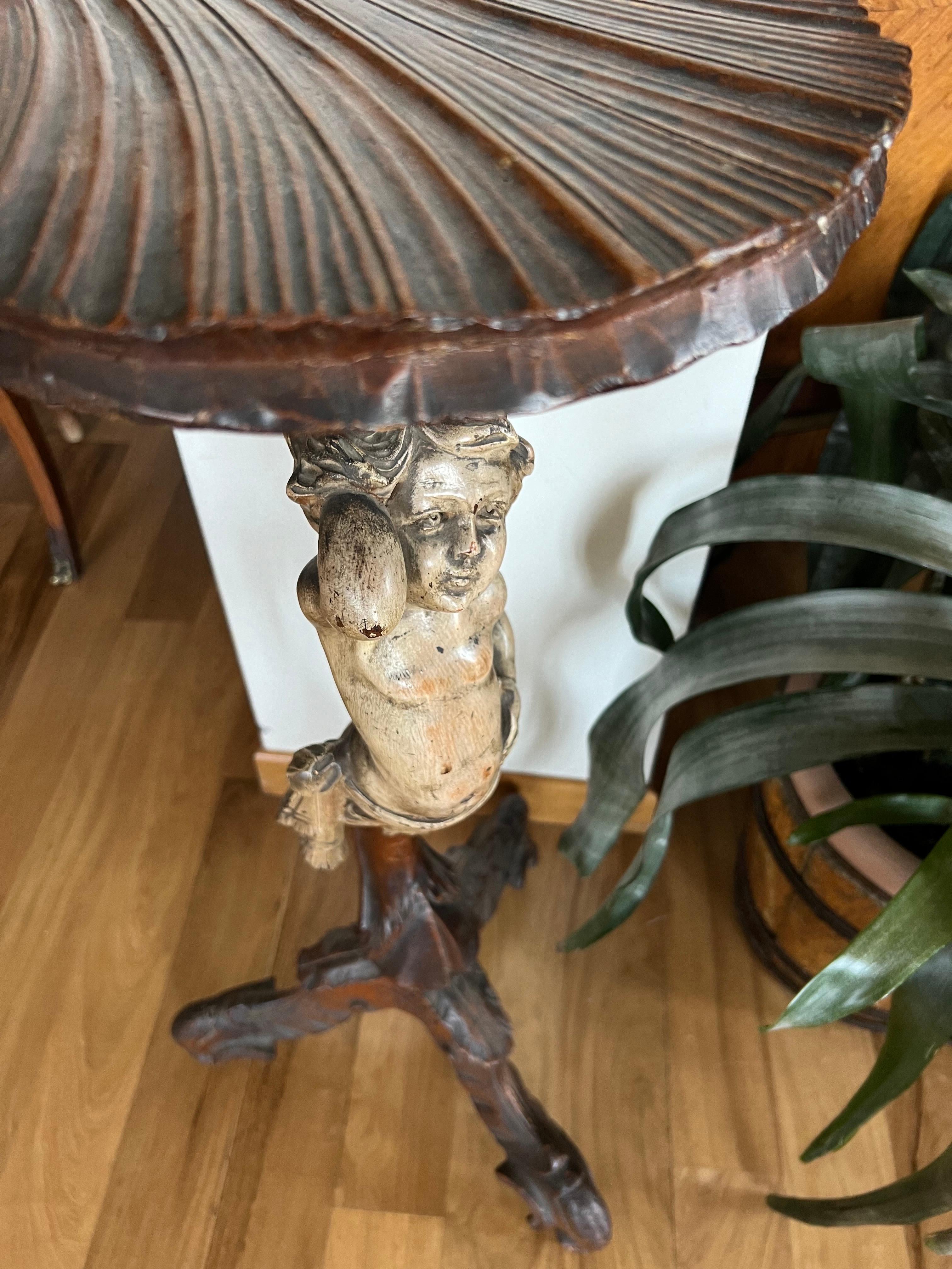 XIXe siècle Table tripode d'antiquités française du 19ème siècle en bois sculpté à la main avec chérubin en vente