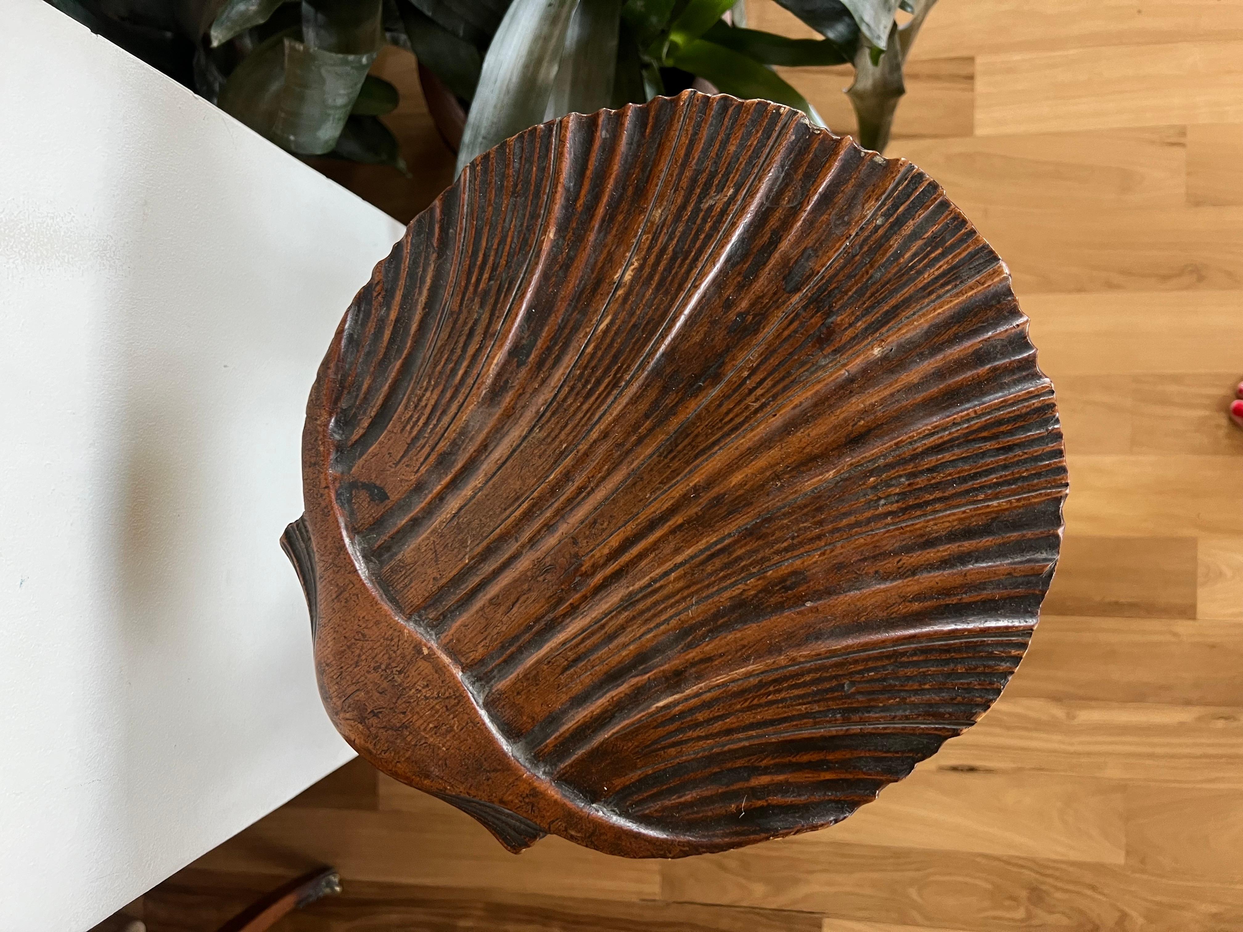 Bois Table tripode d'antiquités française du 19ème siècle en bois sculpté à la main avec chérubin en vente