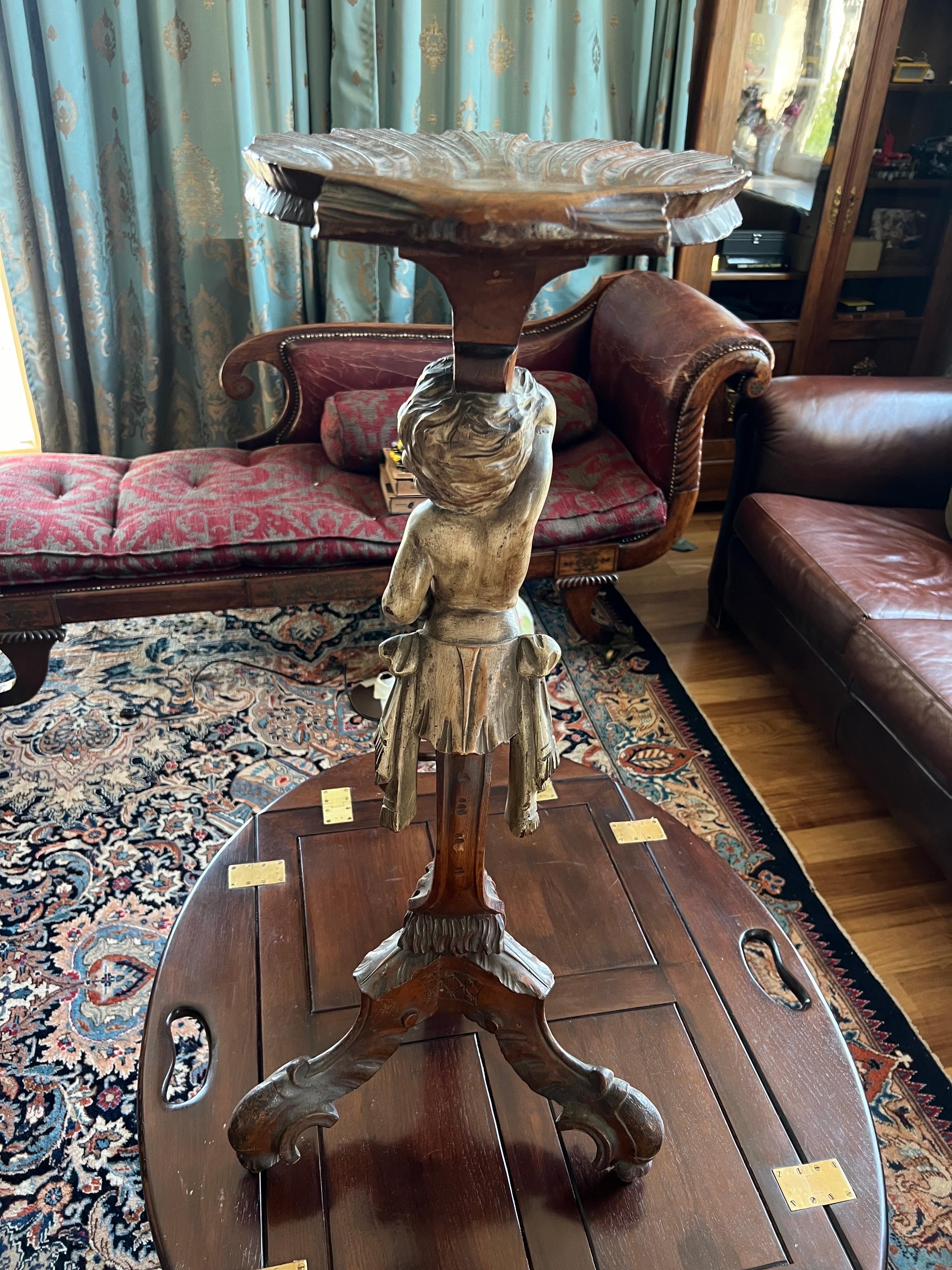 Table tripode d'antiquités française du 19ème siècle en bois sculpté à la main avec chérubin en vente 1
