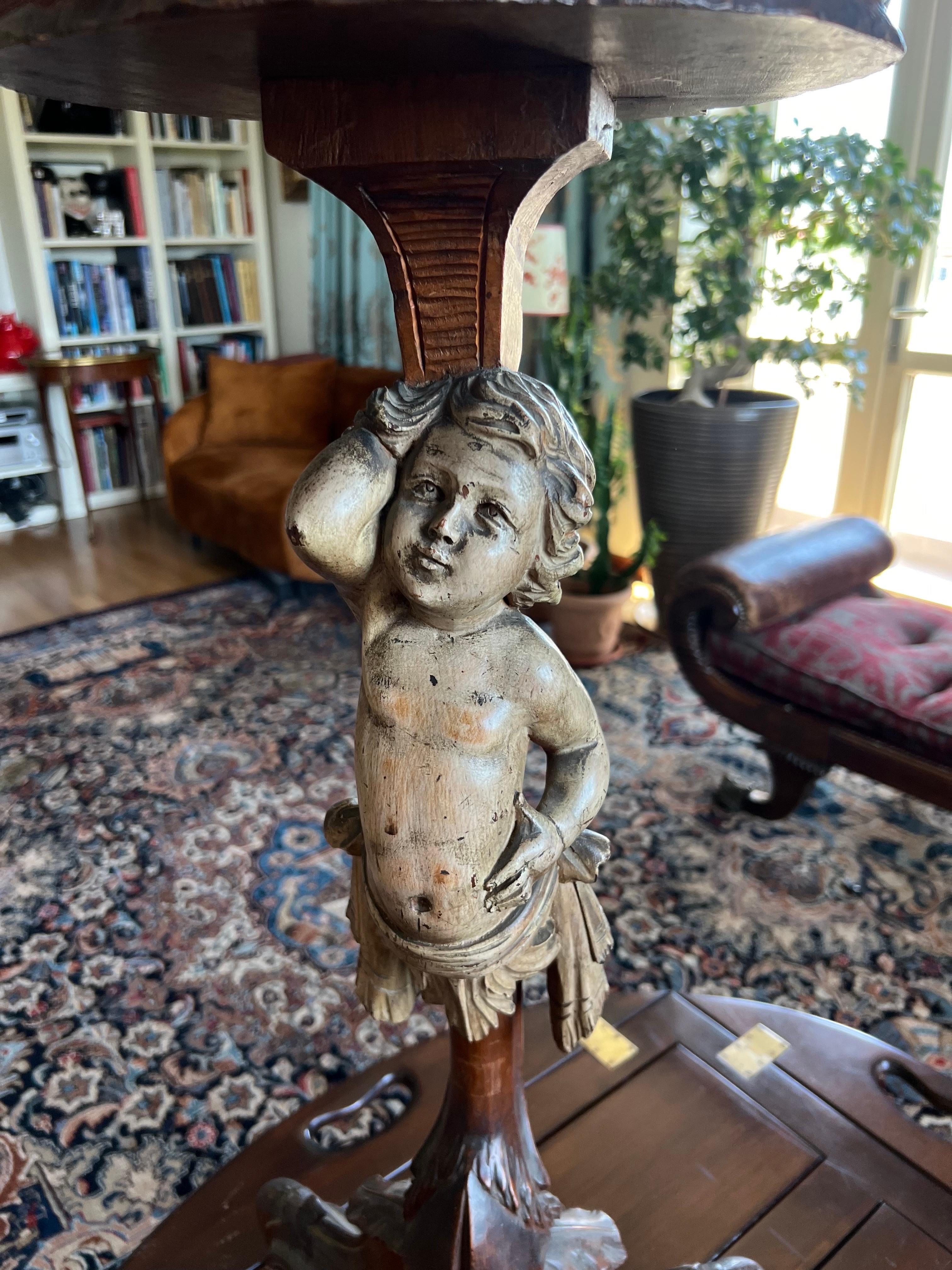 Table tripode d'antiquités française du 19ème siècle en bois sculpté à la main avec chérubin en vente 2