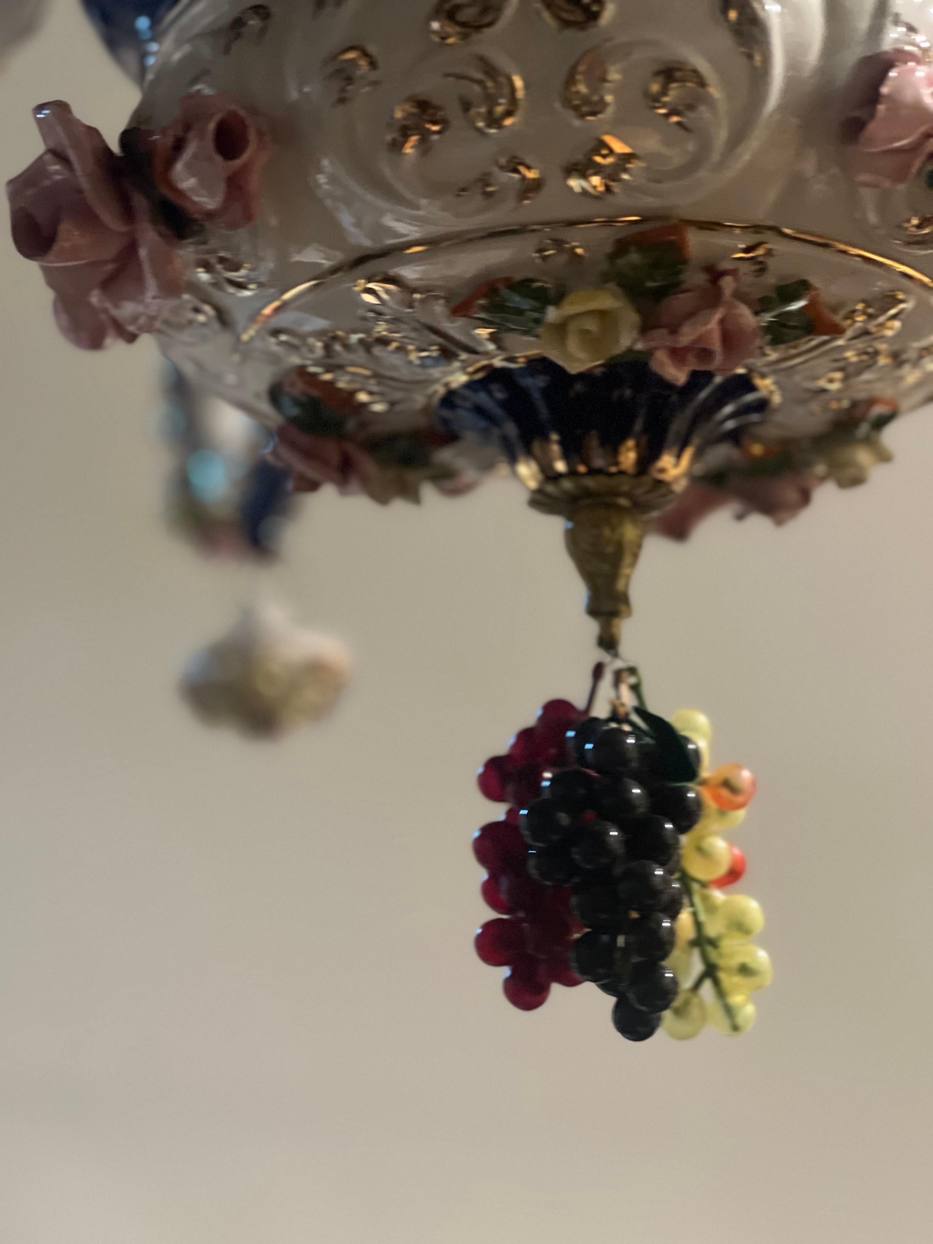 Lustre à douze bras de lumière en porcelaine du 19ème siècle, fait à la main par un artisan français. en vente 2