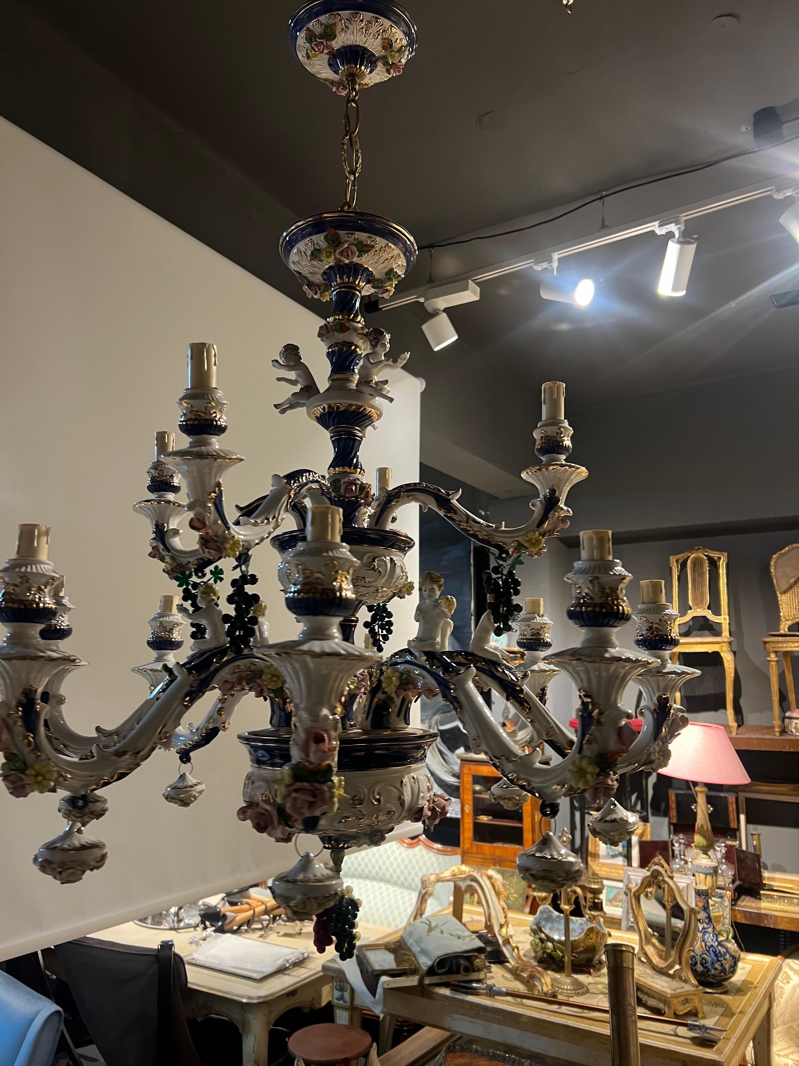 Lustre à douze bras de lumière en porcelaine du 19ème siècle, fait à la main par un artisan français. en vente 3