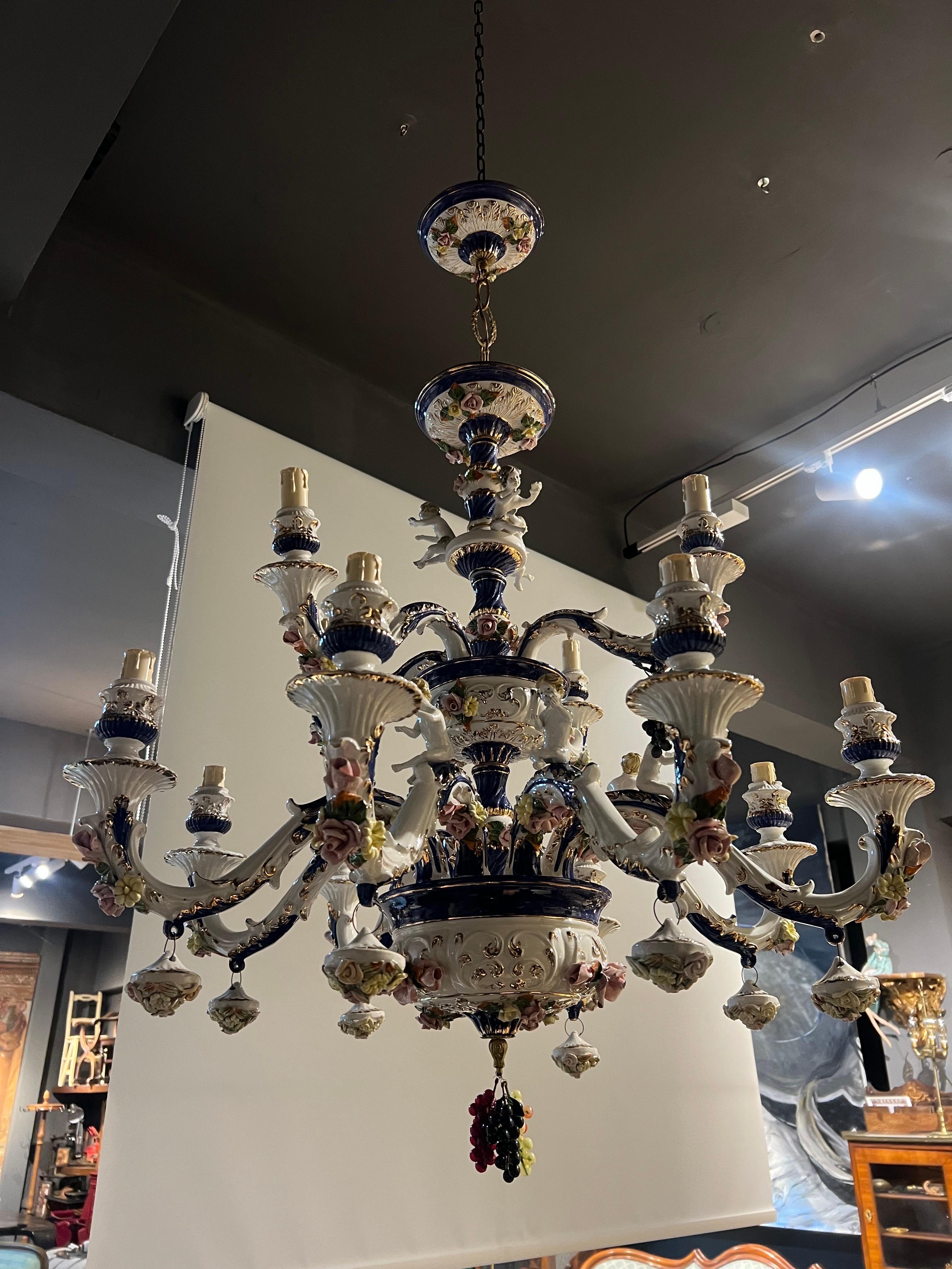 Lustre à douze bras de lumière en porcelaine du 19ème siècle, fait à la main par un artisan français. en vente 4