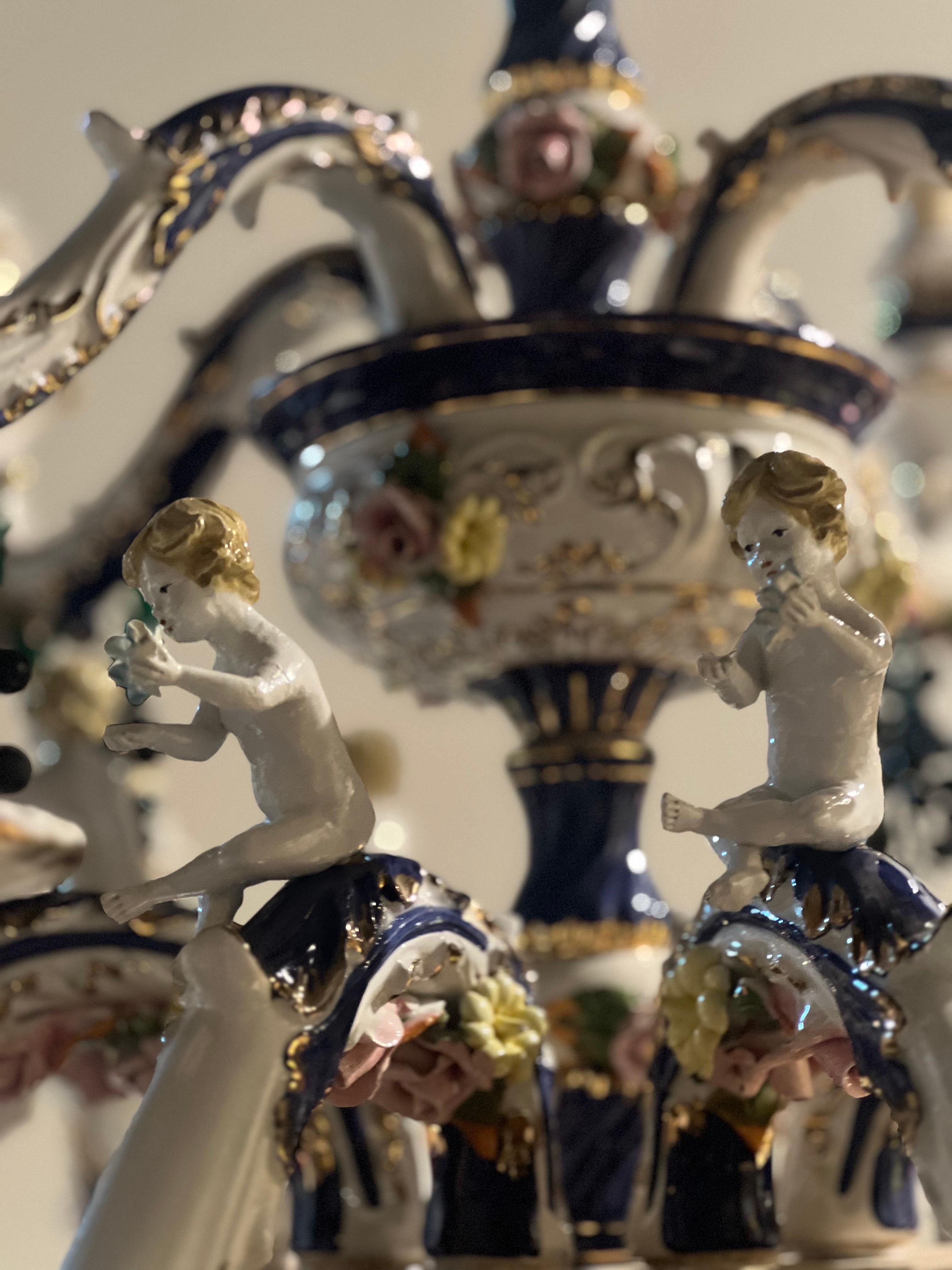 Lustre à douze bras de lumière en porcelaine du 19ème siècle, fait à la main par un artisan français. en vente 5