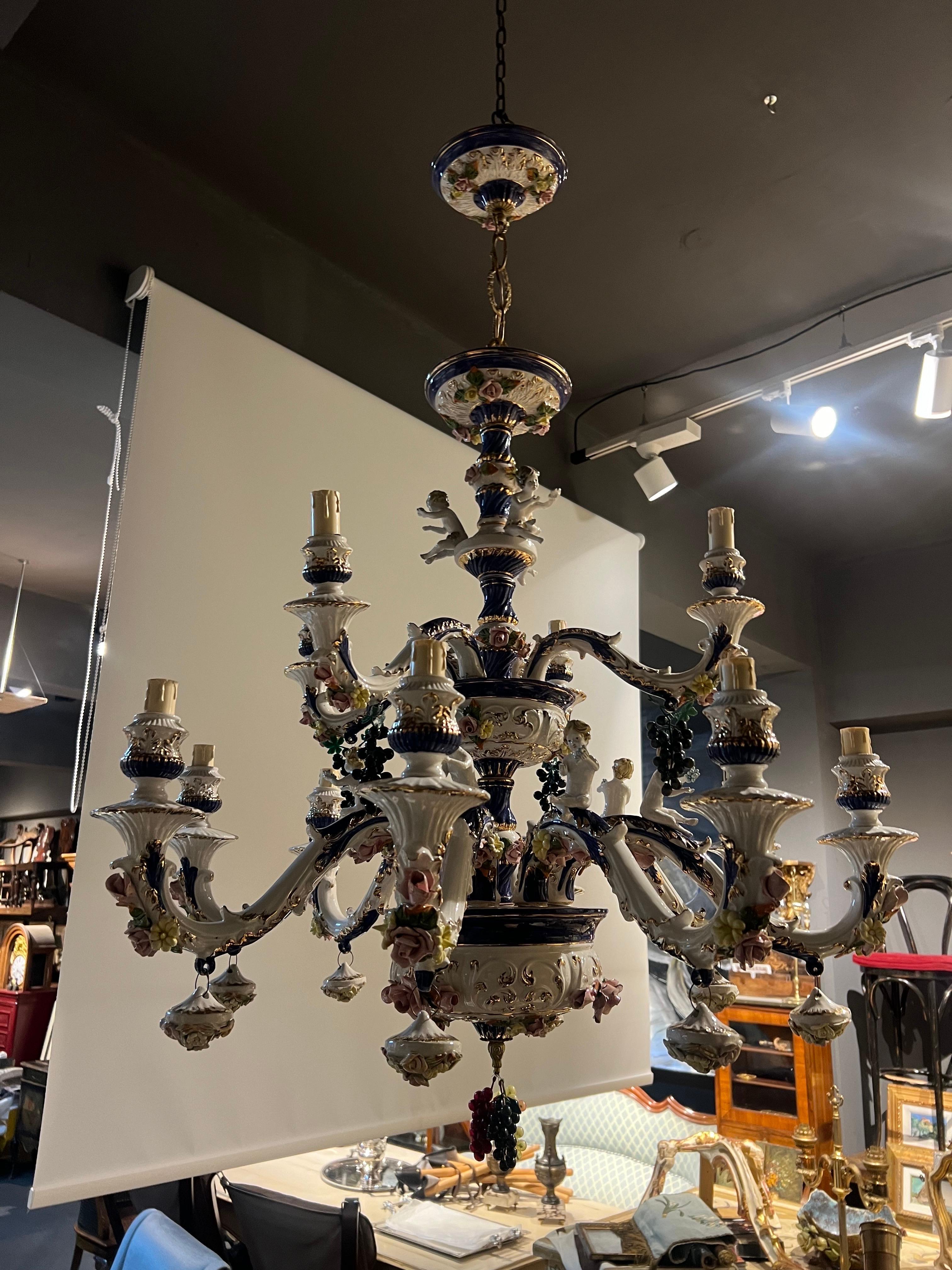 Lustre à douze bras de lumière en porcelaine du 19ème siècle, fait à la main par un artisan français. en vente 6