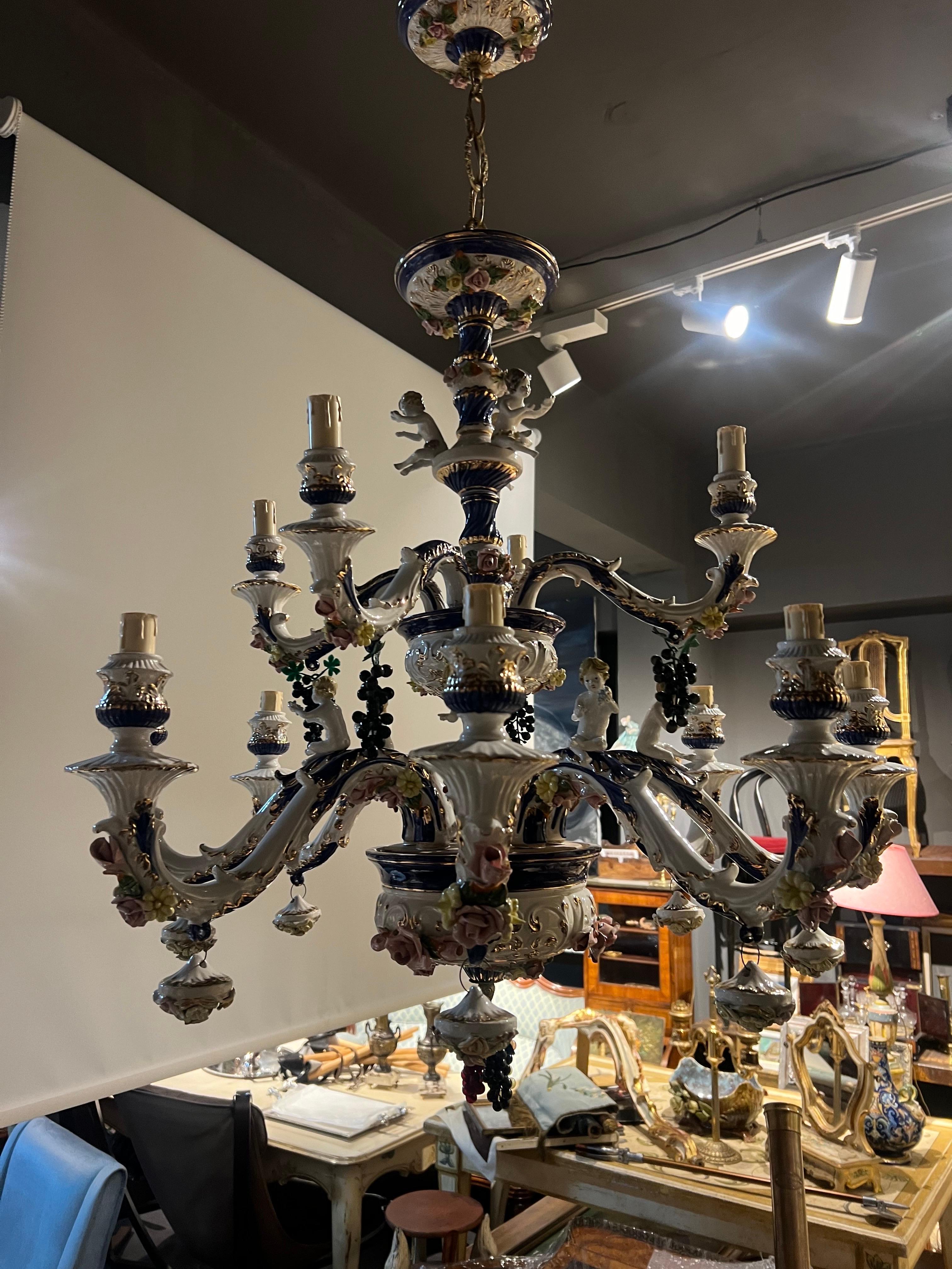 Lustre à douze bras de lumière en porcelaine du 19ème siècle, fait à la main par un artisan français. en vente 7