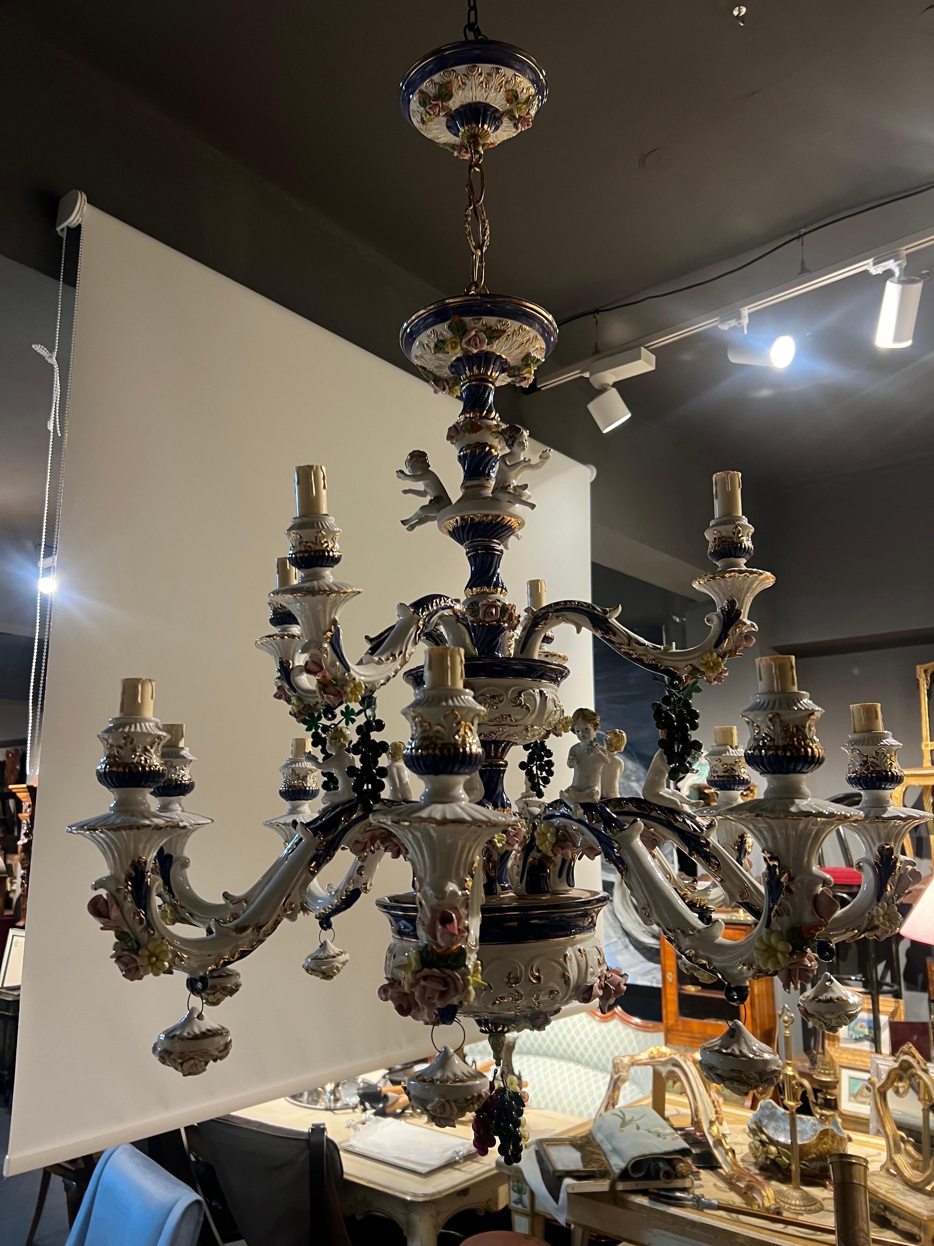 Lustre à douze bras de lumière en porcelaine du 19ème siècle, fait à la main par un artisan français. en vente 8