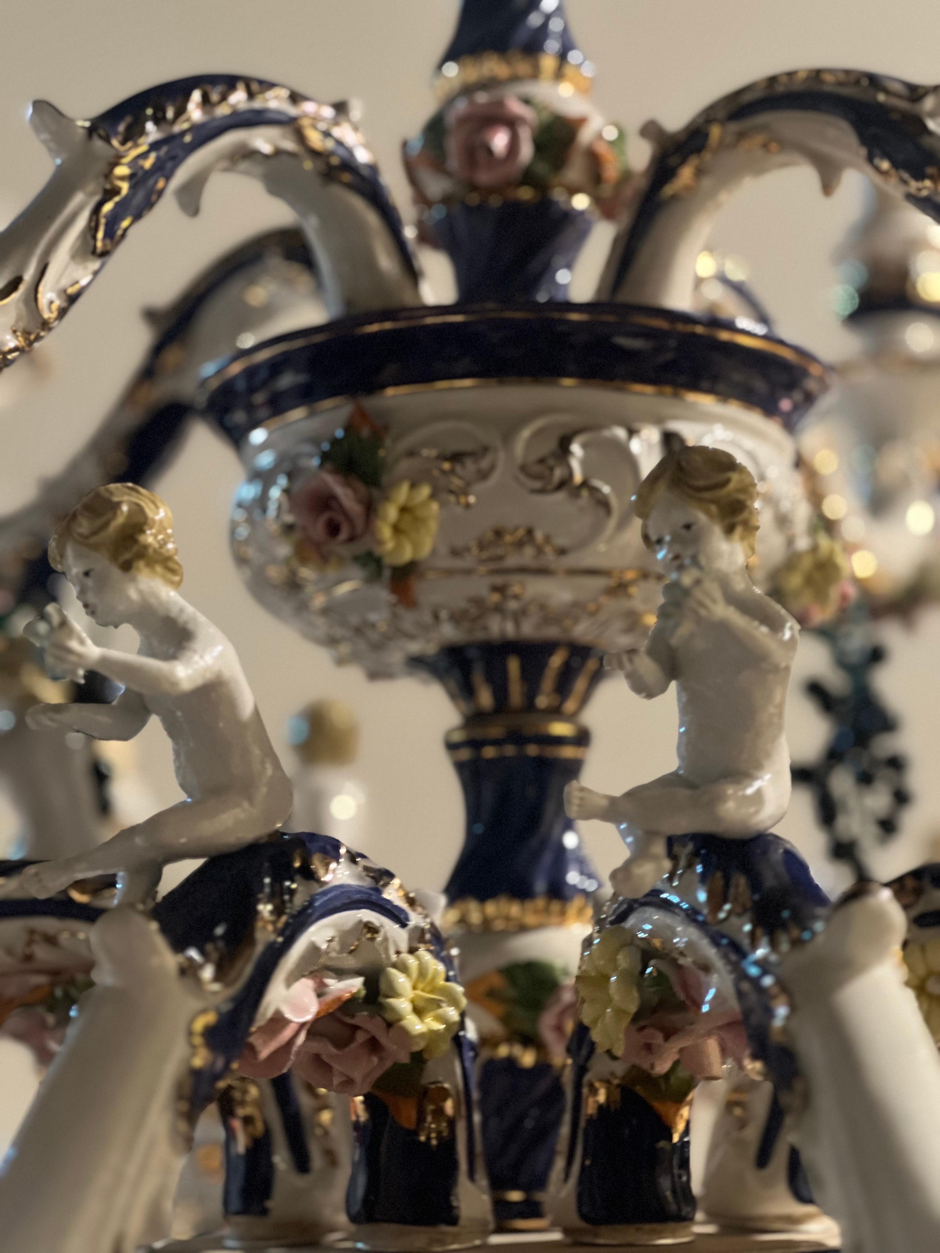 Lustre à douze bras de lumière en porcelaine du 19ème siècle, fait à la main par un artisan français. en vente 9