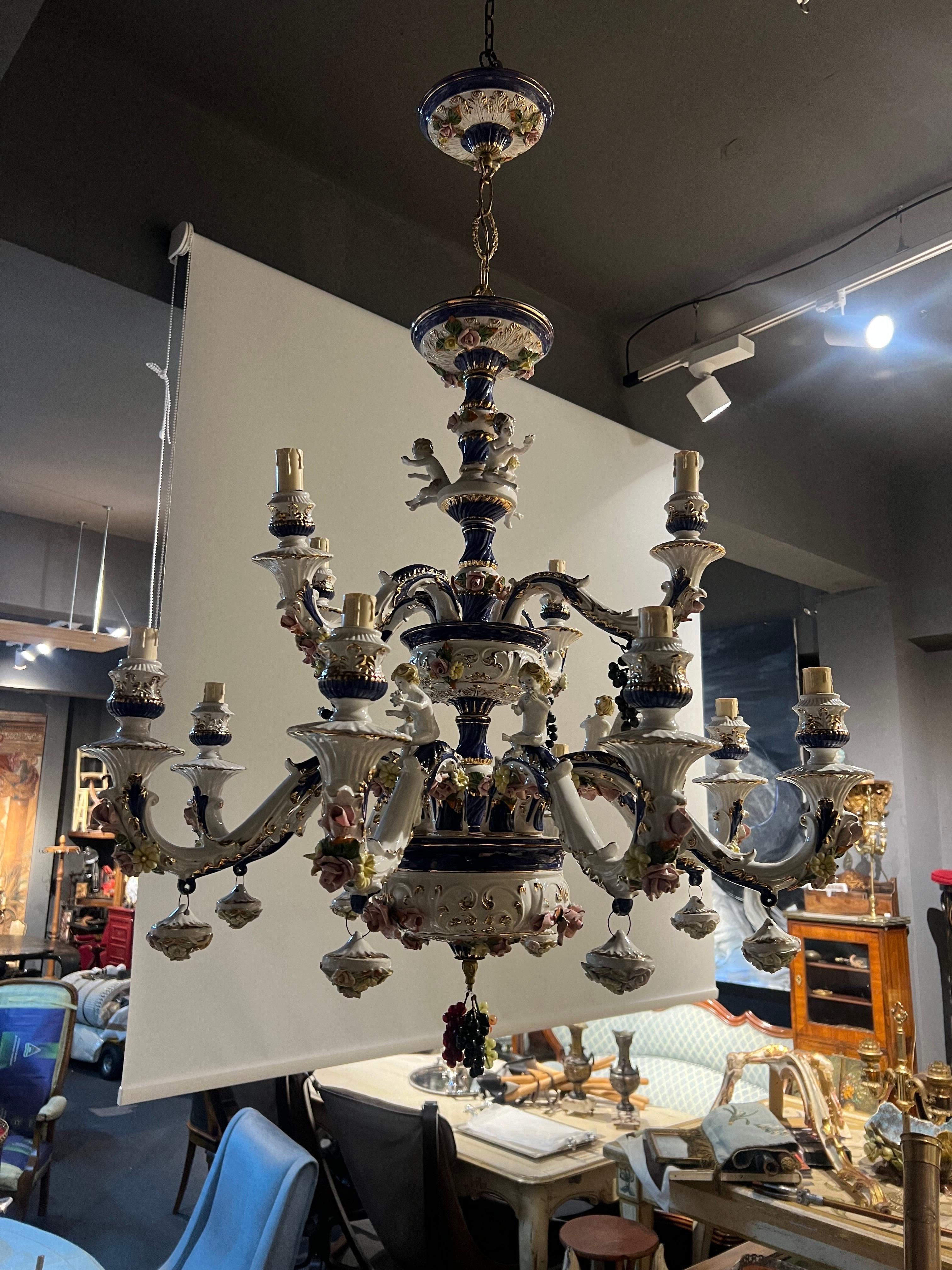 Lustre à douze bras de lumière en porcelaine du 19ème siècle, fait à la main par un artisan français. en vente 10