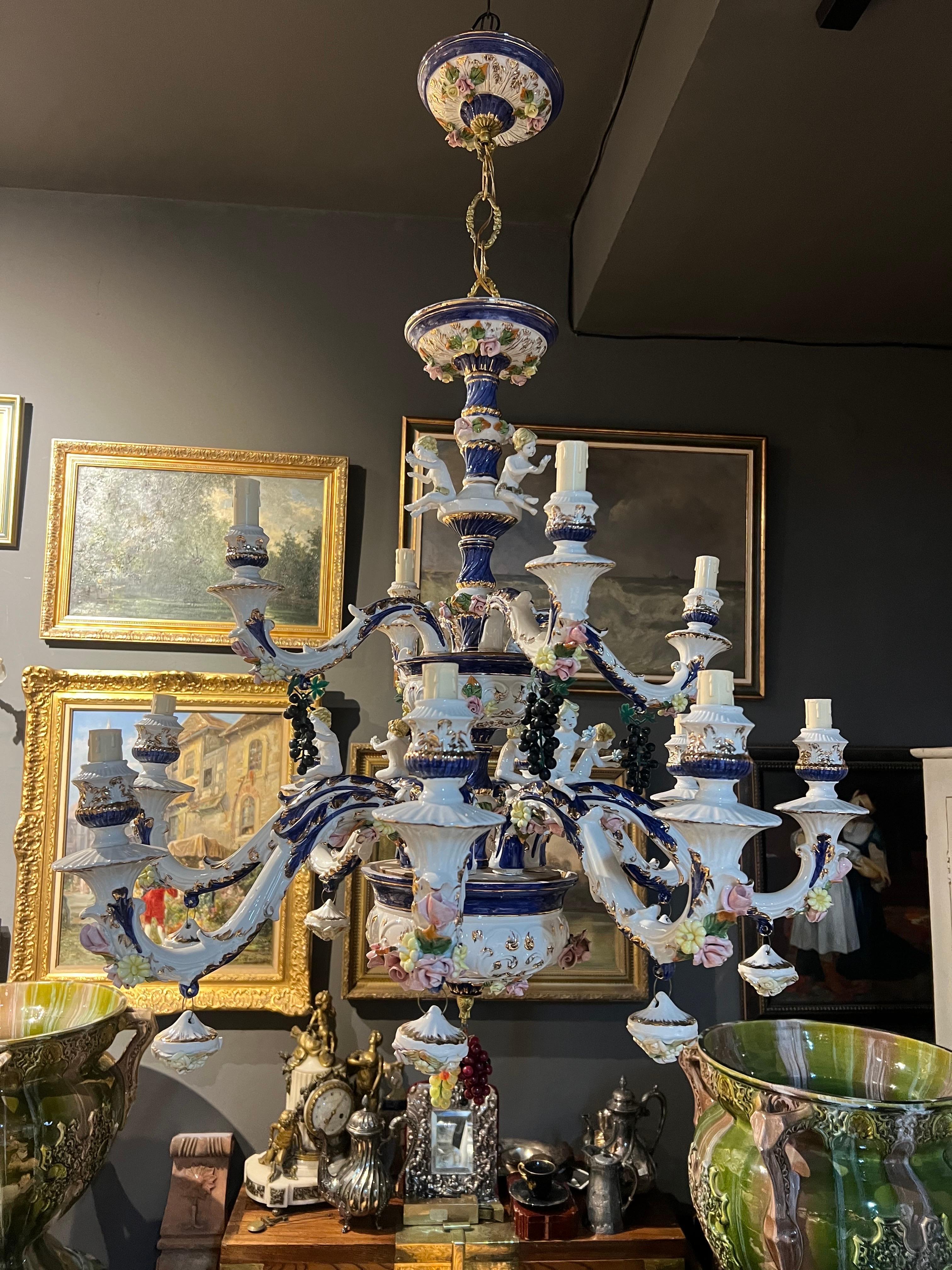 Rococo Lustre à douze bras de lumière en porcelaine du 19ème siècle, fait à la main par un artisan français. en vente