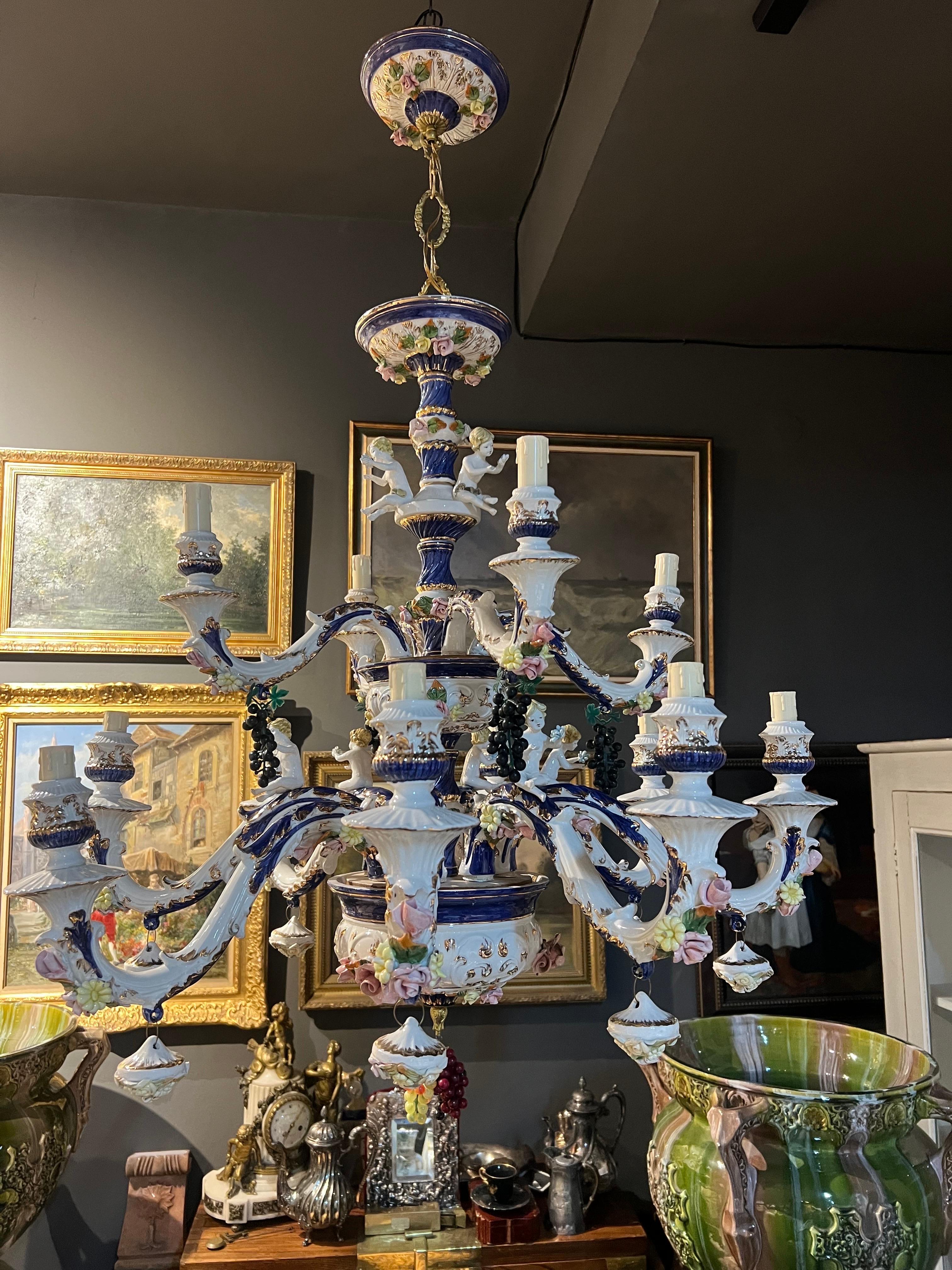 Français Lustre à douze bras de lumière en porcelaine du 19ème siècle, fait à la main par un artisan français. en vente