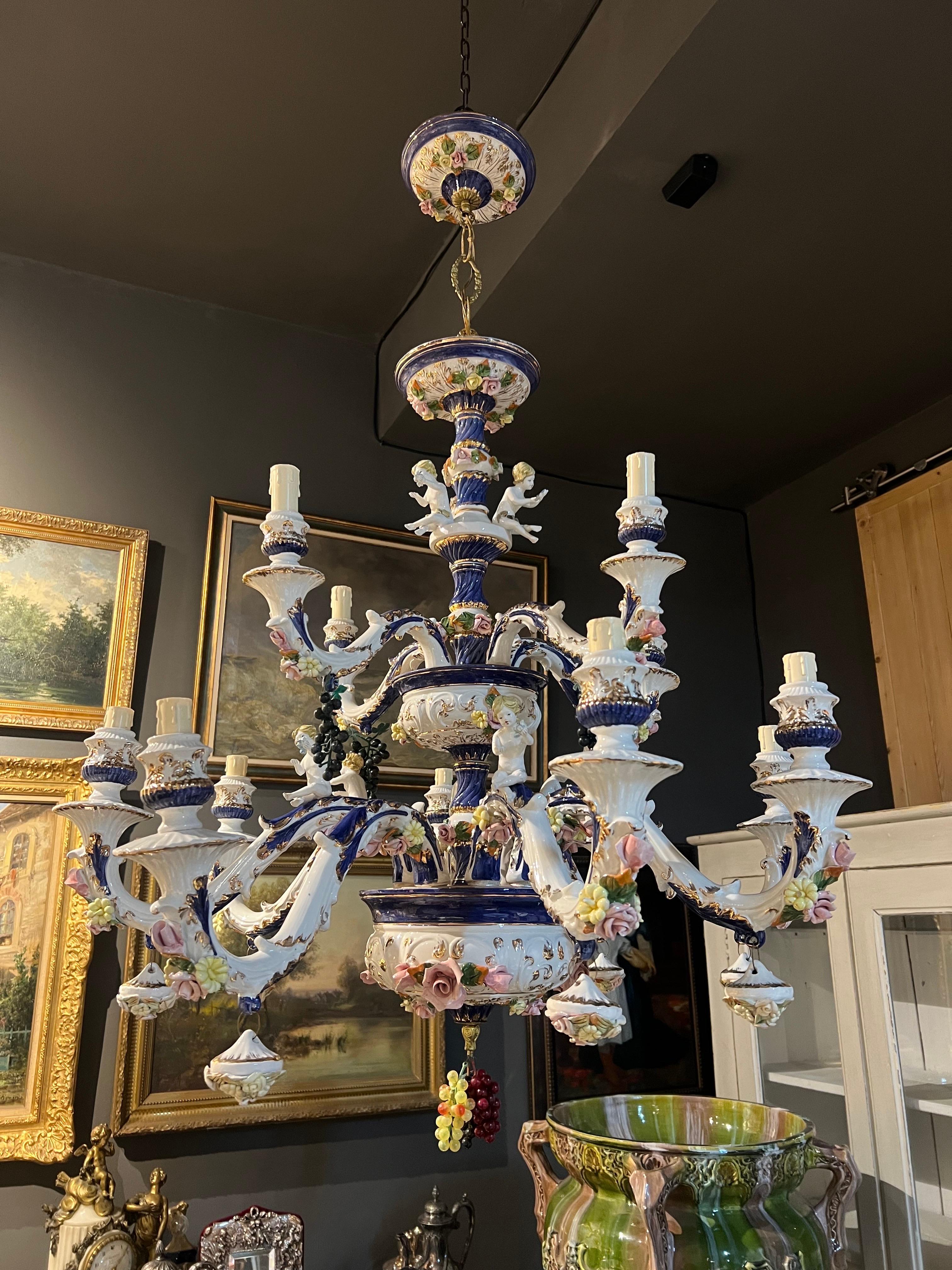 Peint à la main Lustre à douze bras de lumière en porcelaine du 19ème siècle, fait à la main par un artisan français. en vente