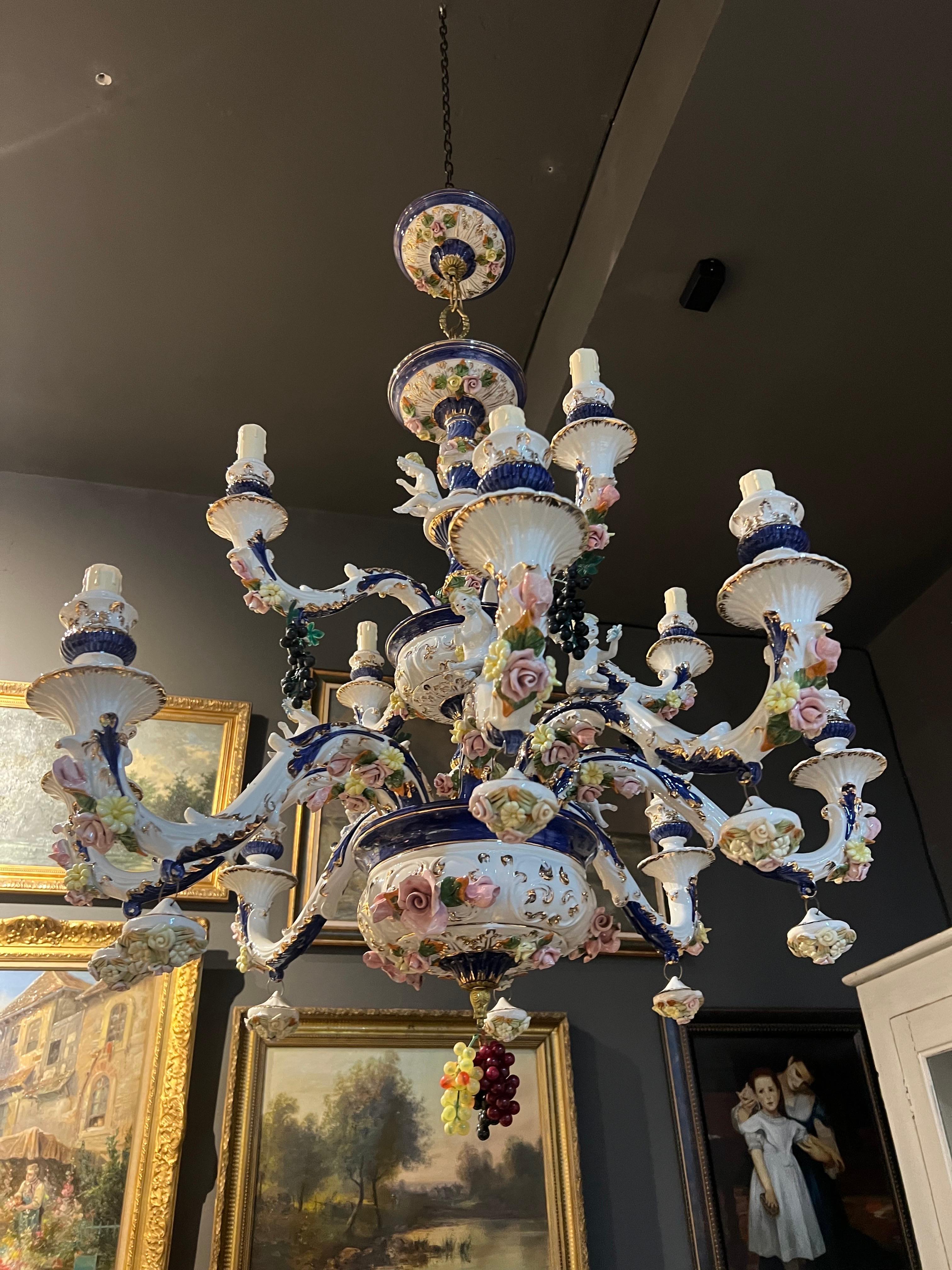 Lustre à douze bras de lumière en porcelaine du 19ème siècle, fait à la main par un artisan français. Bon état - En vente à Sofia, BG