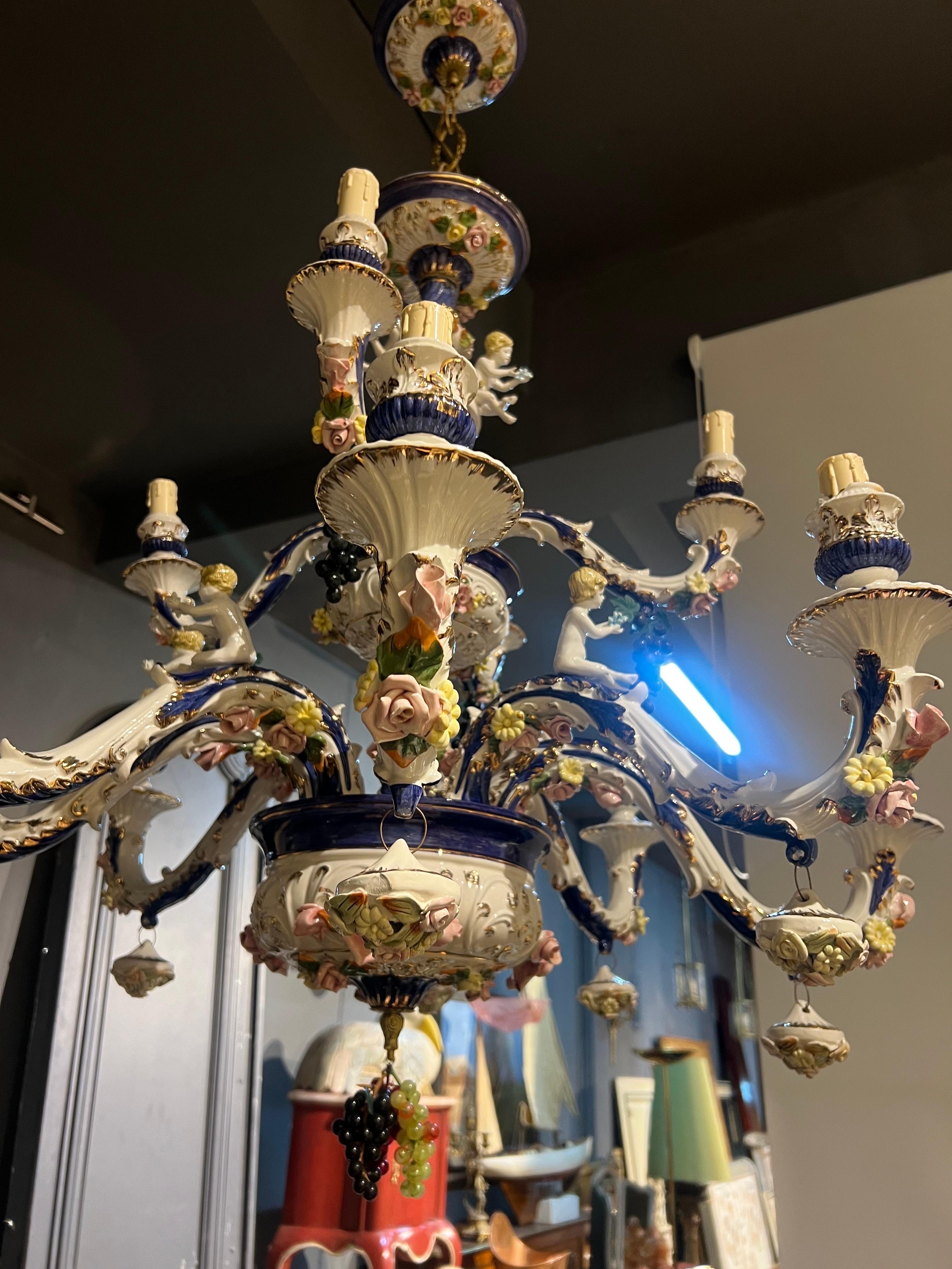 XIXe siècle Lustre à douze bras de lumière en porcelaine du 19ème siècle, fait à la main par un artisan français. en vente