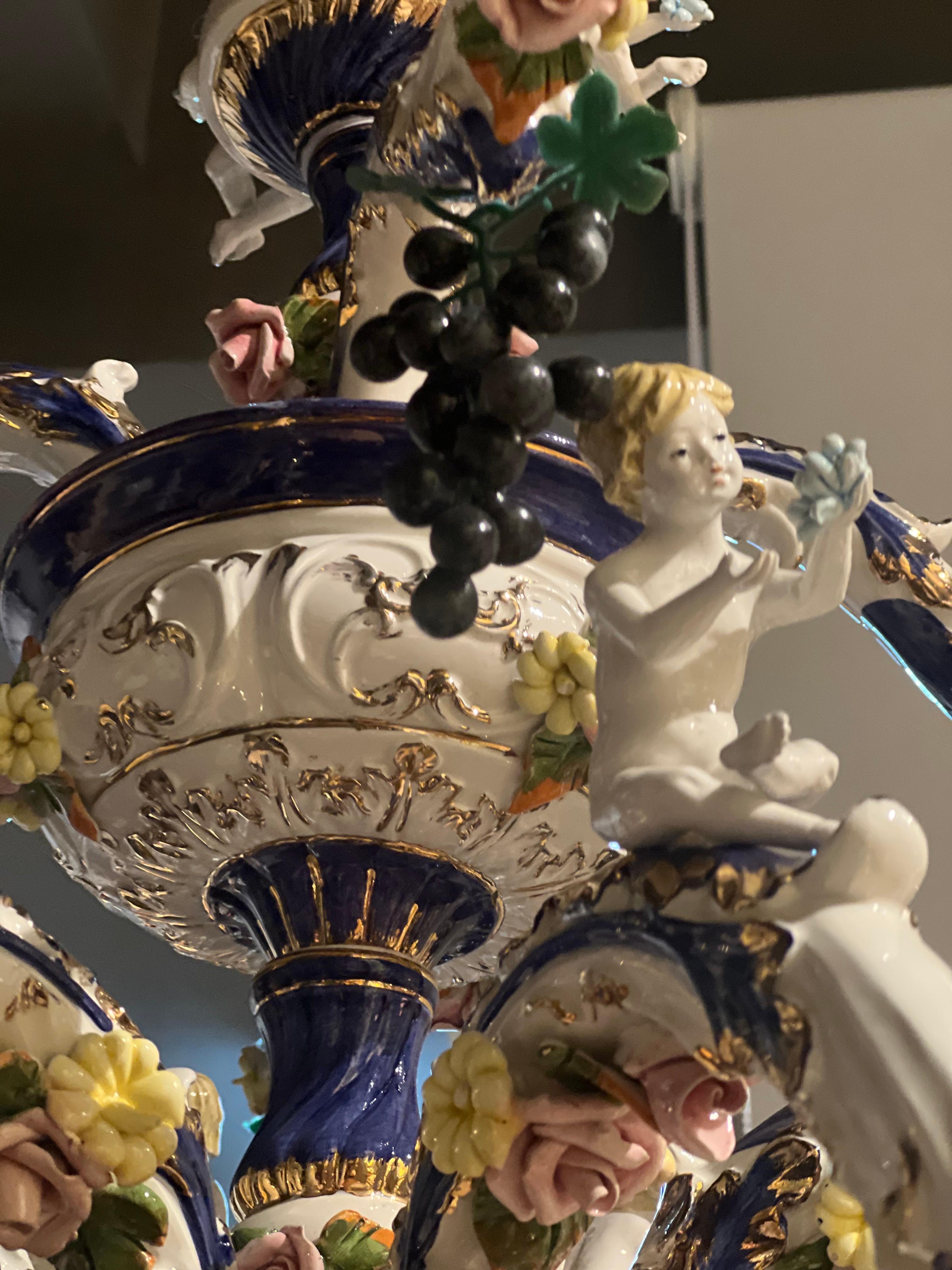 Céramique Lustre à douze bras de lumière en porcelaine du 19ème siècle, fait à la main par un artisan français. en vente